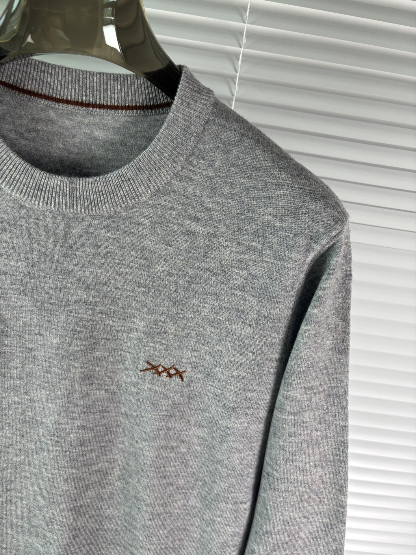 秋冬新品贸易公司渠道稀出，领先官网发售！基础款纯色针织衫单穿叠穿的好选择，修身显瘦的合身版型款式简约，螺