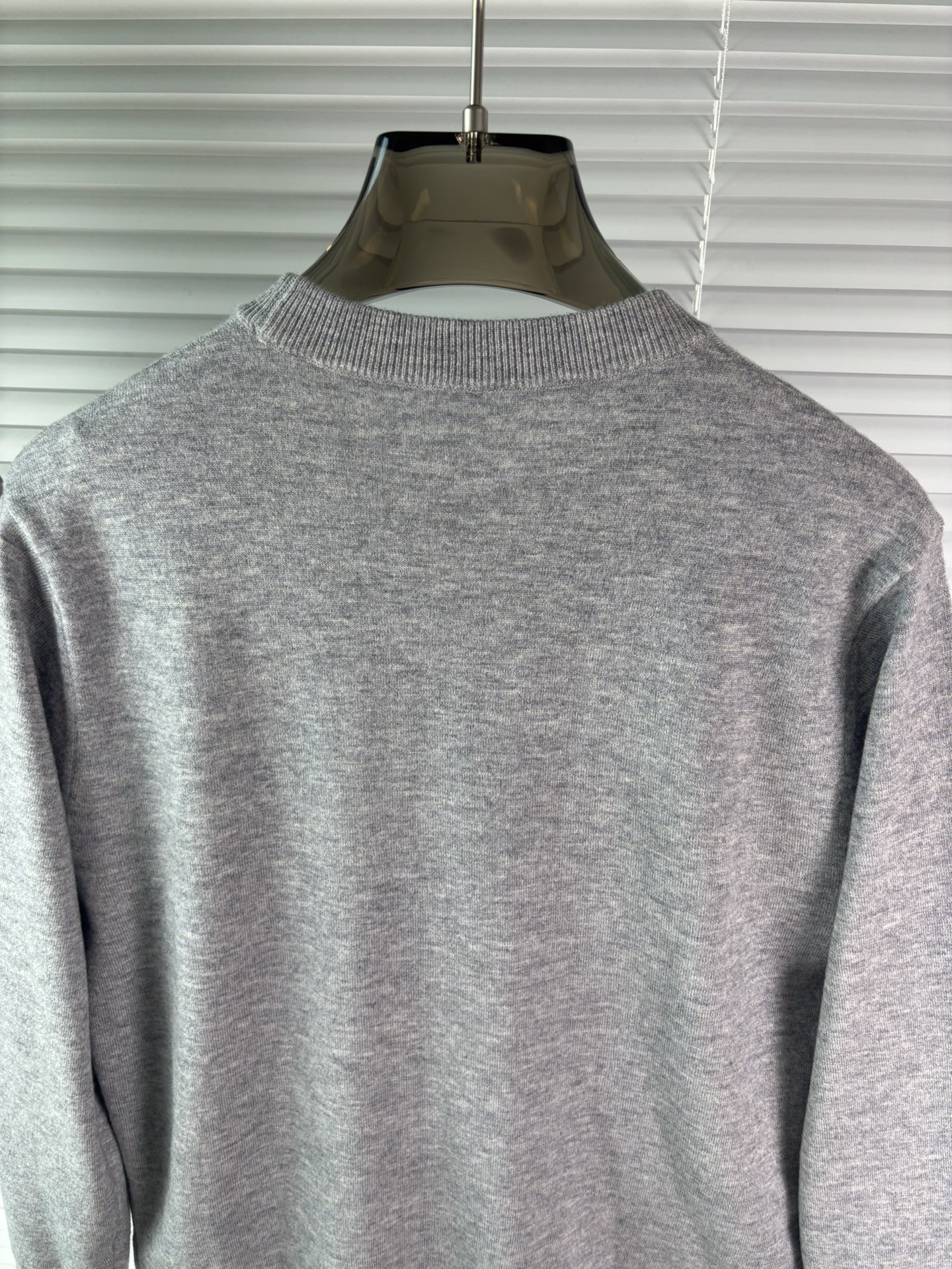 秋冬新品贸易公司渠道稀出，领先官网发售！基础款纯色针织衫单穿叠穿的好选择，修身显瘦的合身版型款式简约，螺