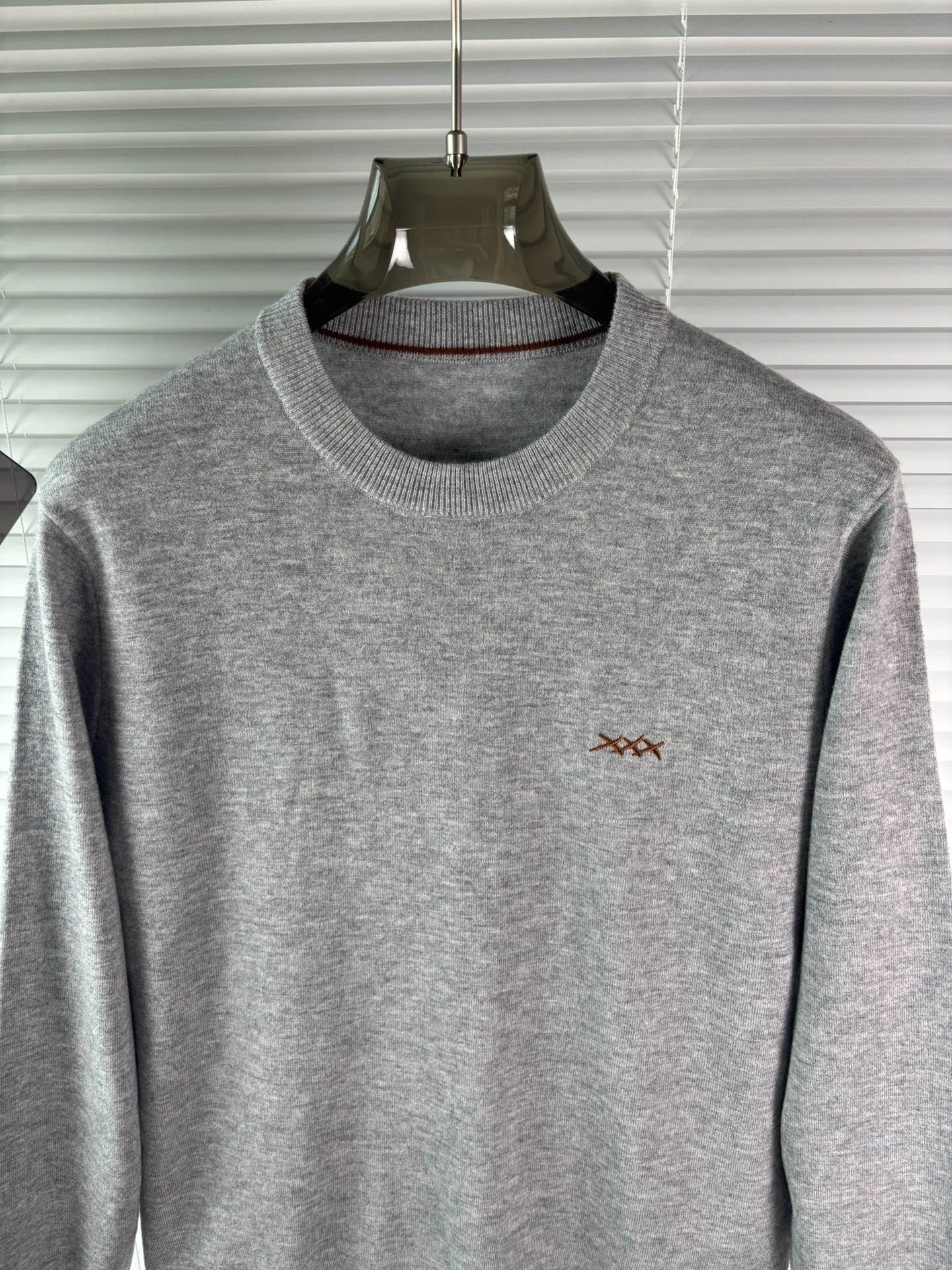 秋冬新品贸易公司渠道稀出，领先官网发售！基础款纯色针织衫单穿叠穿的好选择，修身显瘦的合身版型款式简约，螺