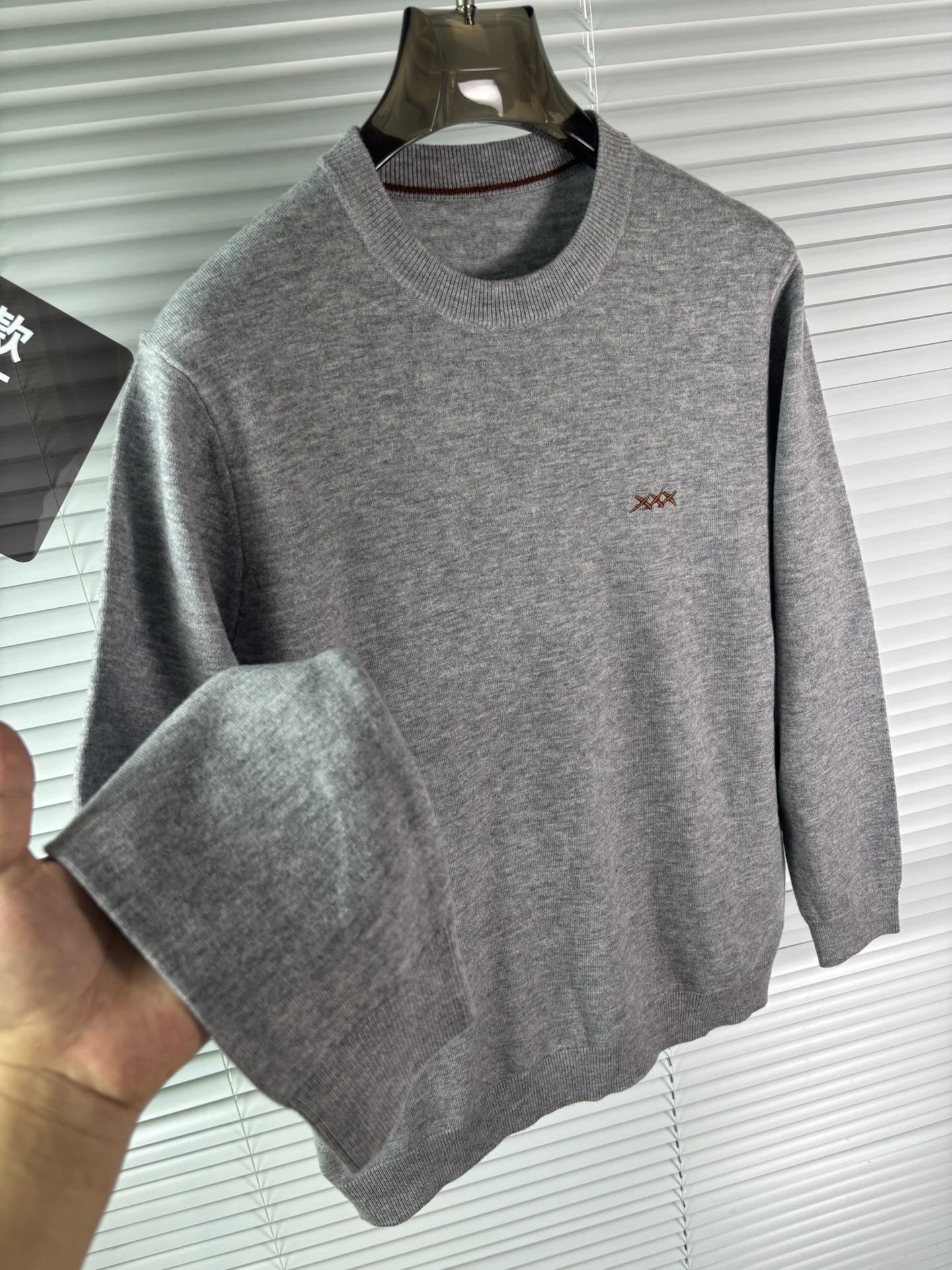 秋冬新品贸易公司渠道稀出，领先官网发售！基础款纯色针织衫单穿叠穿的好选择，修身显瘦的合身版型款式简约，螺