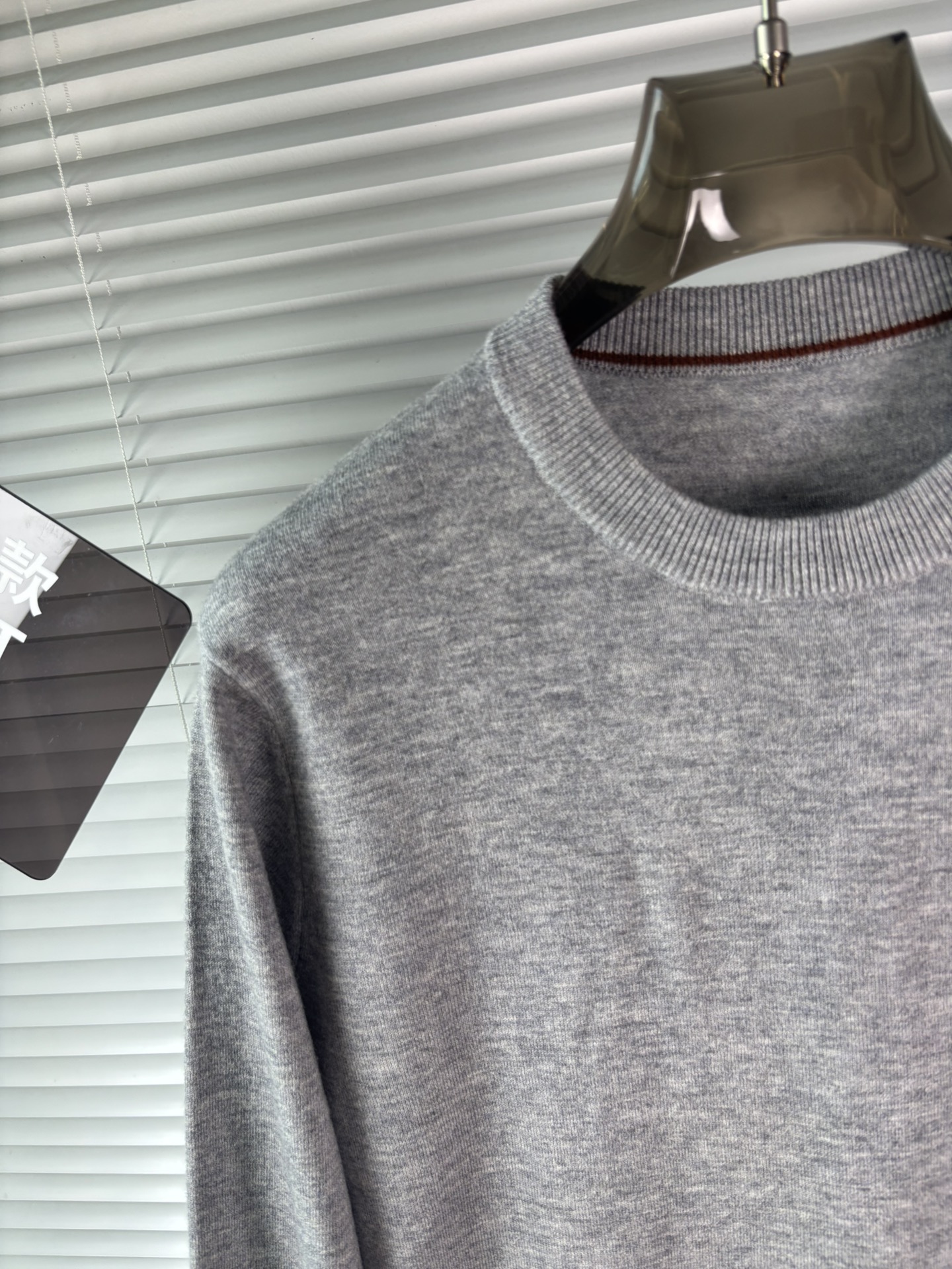 秋冬新品贸易公司渠道稀出，领先官网发售！基础款纯色针织衫单穿叠穿的好选择，修身显瘦的合身版型款式简约，螺