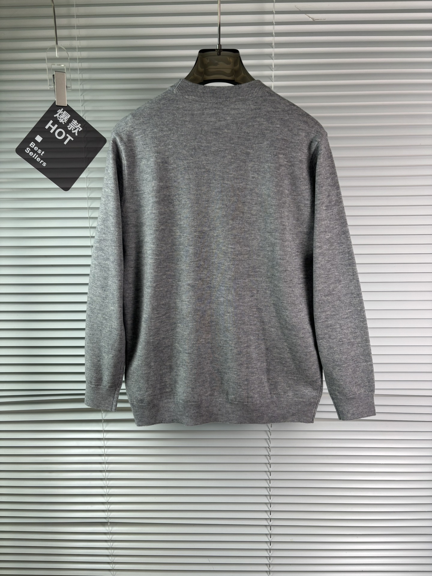 秋冬新品贸易公司渠道稀出，领先官网发售！基础款纯色针织衫单穿叠穿的好选择，修身显瘦的合身版型款式简约，螺