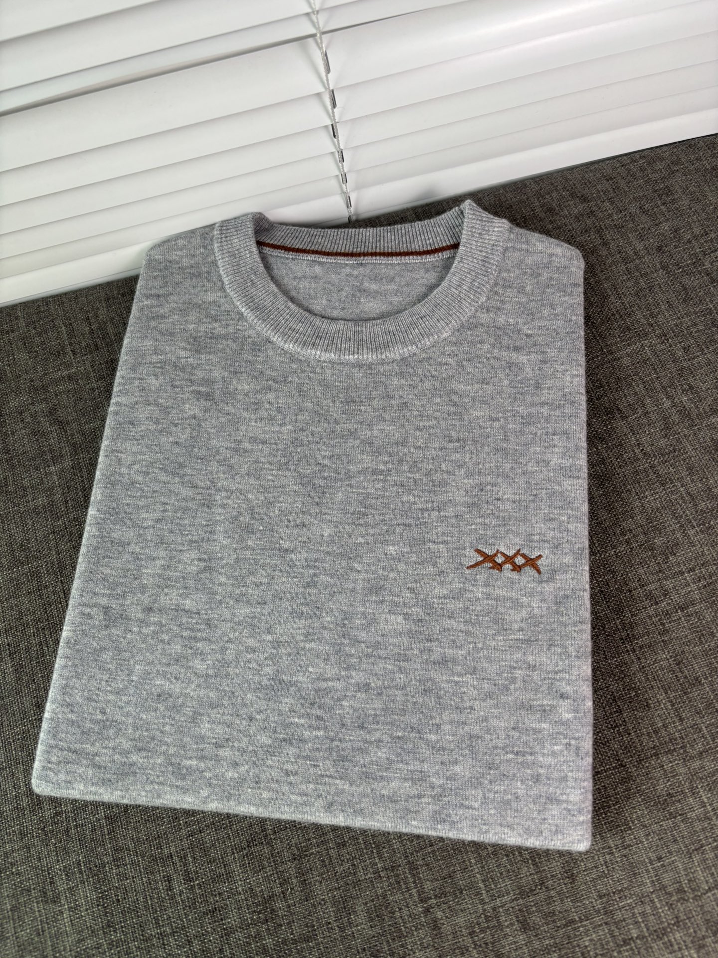 秋冬新品贸易公司渠道稀出，领先官网发售！基础款纯色针织衫单穿叠穿的好选择，修身显瘦的合身版型款式简约，螺