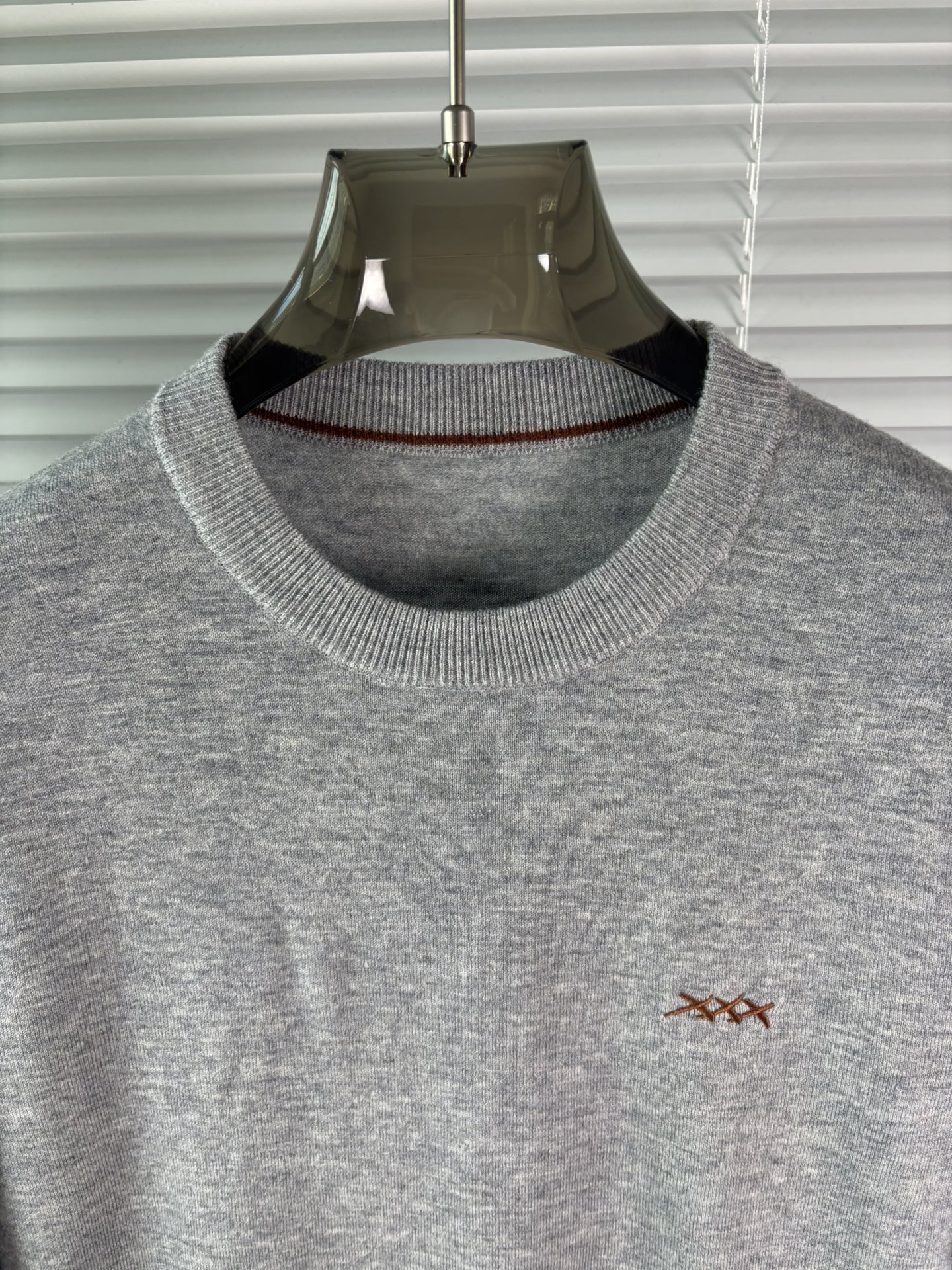 秋冬新品贸易公司渠道稀出，领先官网发售！基础款纯色针织衫单穿叠穿的好选择，修身显瘦的合身版型款式简约，螺