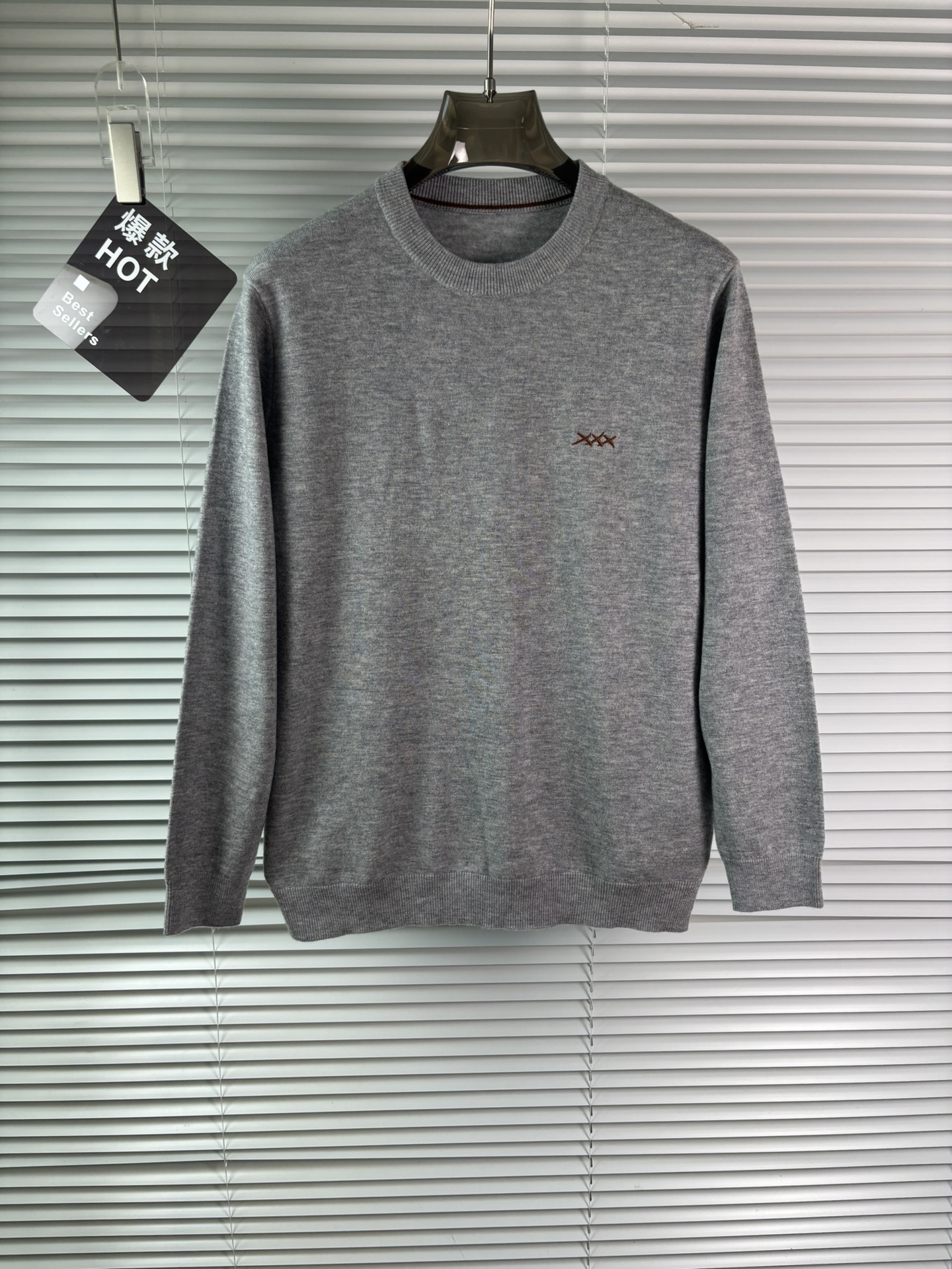 秋冬新品贸易公司渠道稀出，领先官网发售！基础款纯色针织衫单穿叠穿的好选择，修身显瘦的合身版型款式简约，螺