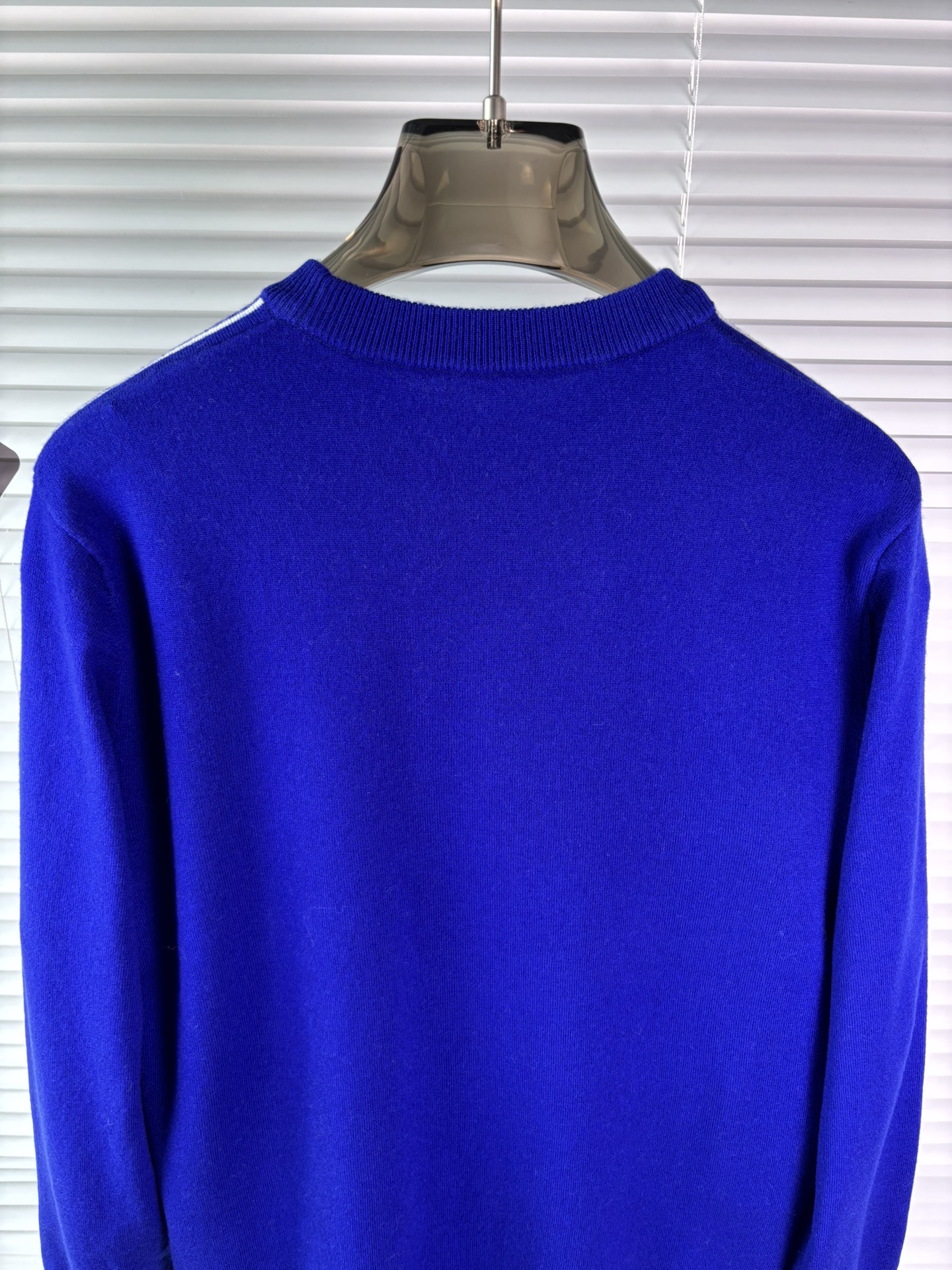 秋冬新品贸易公司渠道稀出，领先官网发售！基础款纯色针织衫单穿叠穿的好选择，修身显瘦的合身版型款式简约，螺