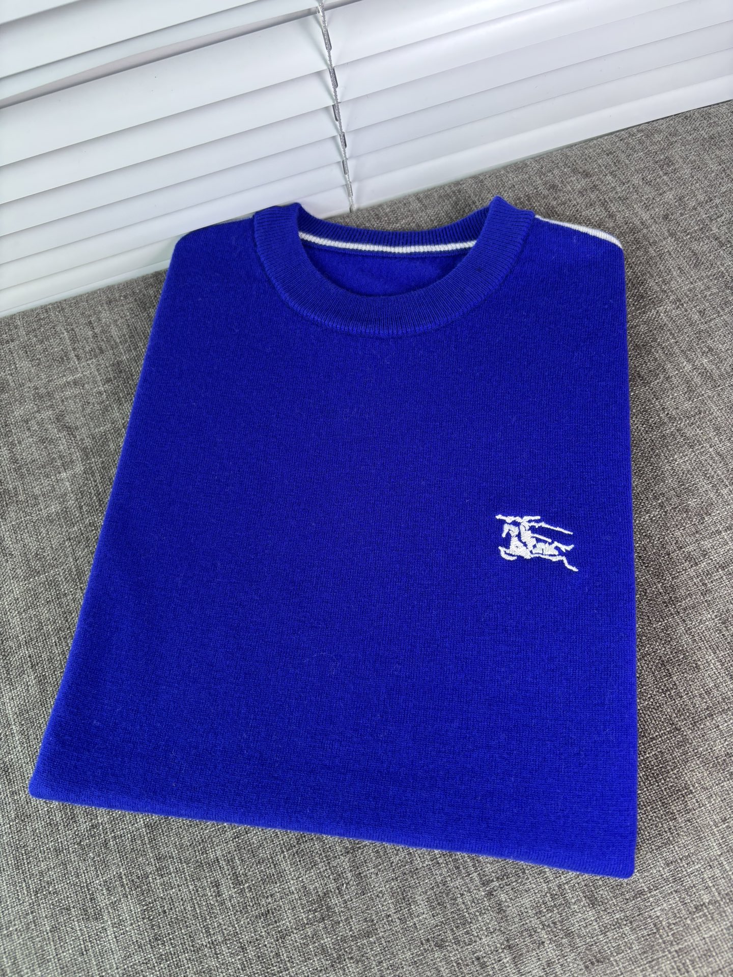 秋冬新品贸易公司渠道稀出，领先官网发售！基础款纯色针织衫单穿叠穿的好选择，修身显瘦的合身版型款式简约，螺