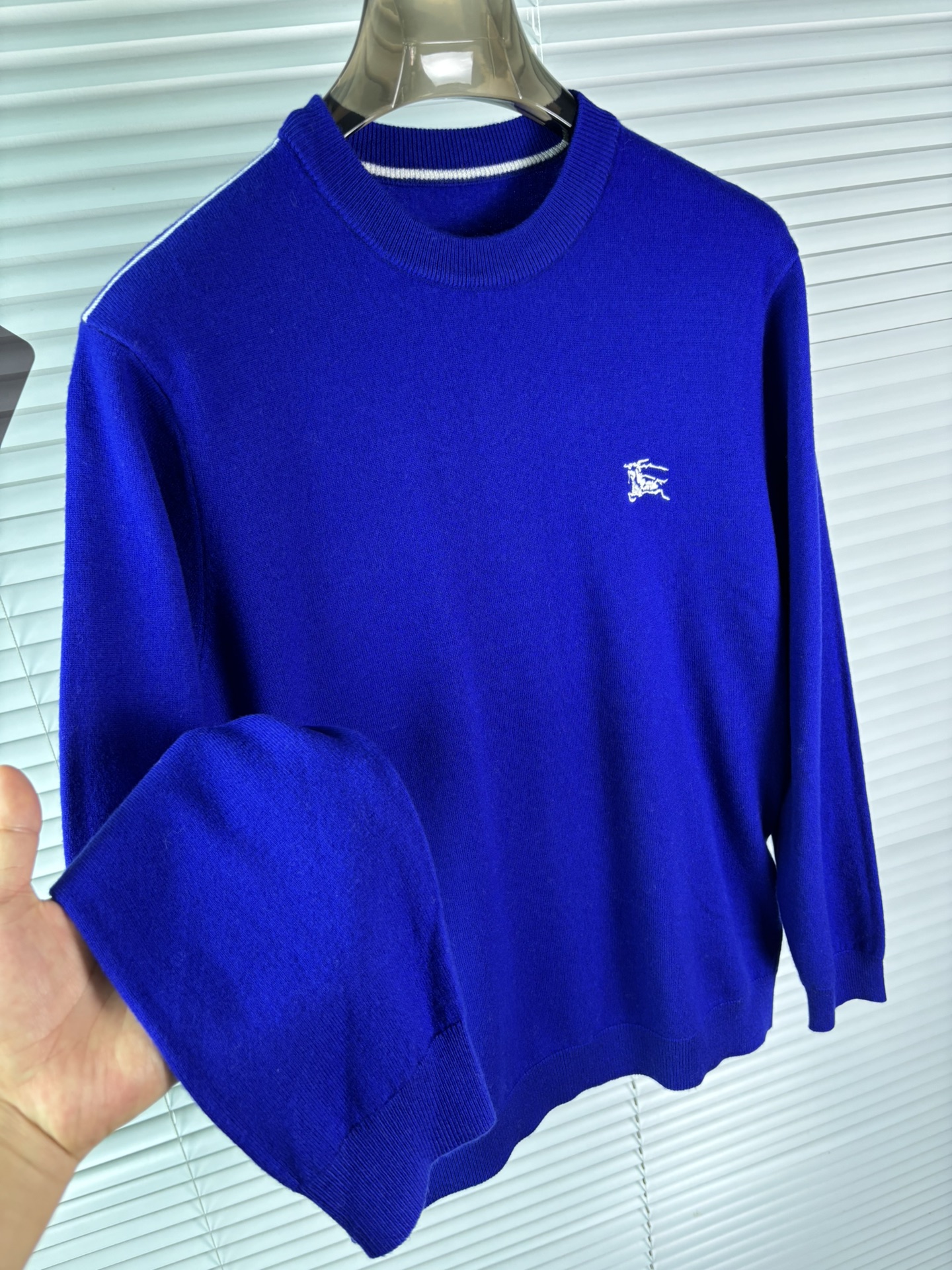 秋冬新品贸易公司渠道稀出，领先官网发售！基础款纯色针织衫单穿叠穿的好选择，修身显瘦的合身版型款式简约，螺