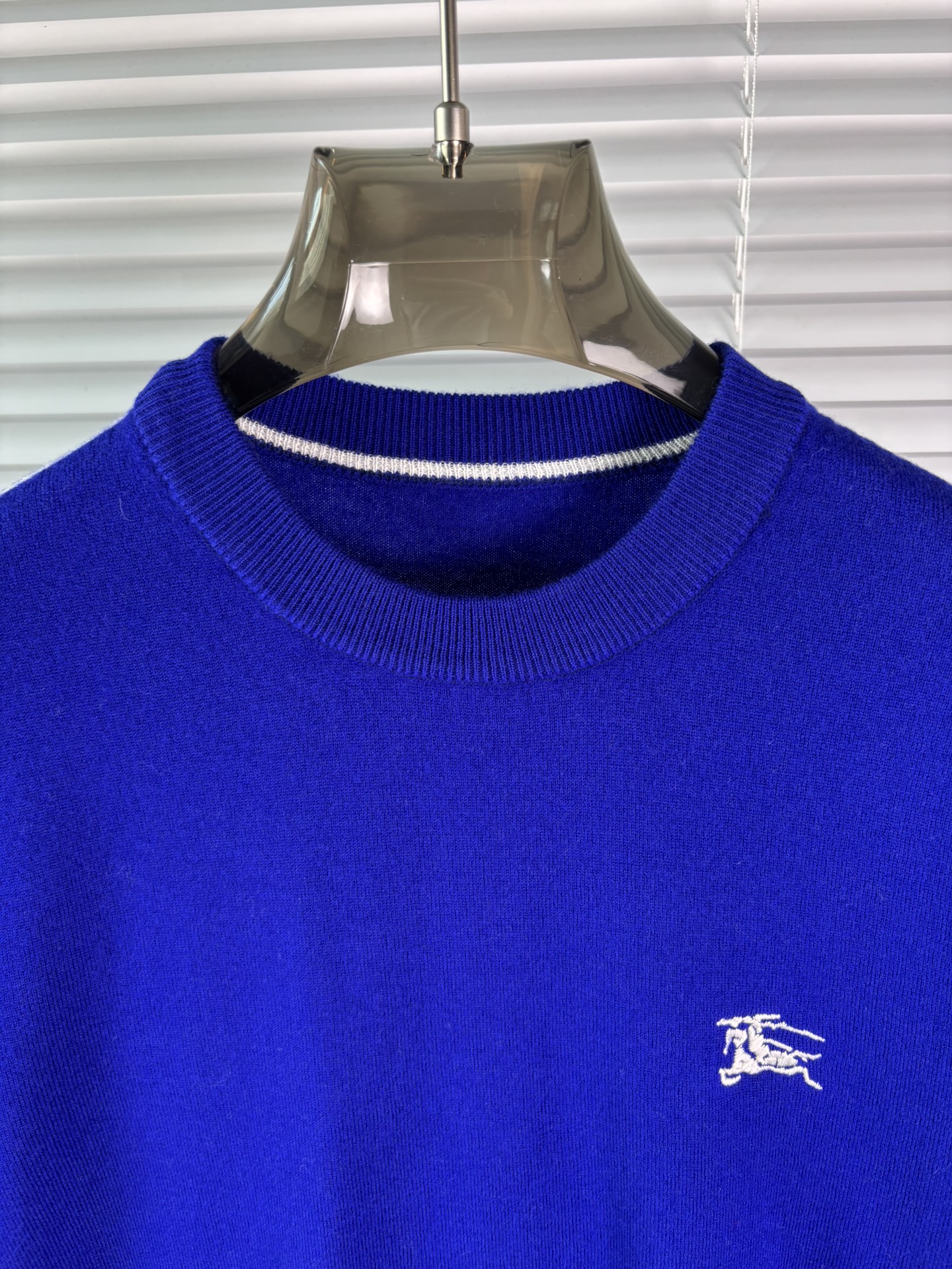 秋冬新品贸易公司渠道稀出，领先官网发售！基础款纯色针织衫单穿叠穿的好选择，修身显瘦的合身版型款式简约，螺