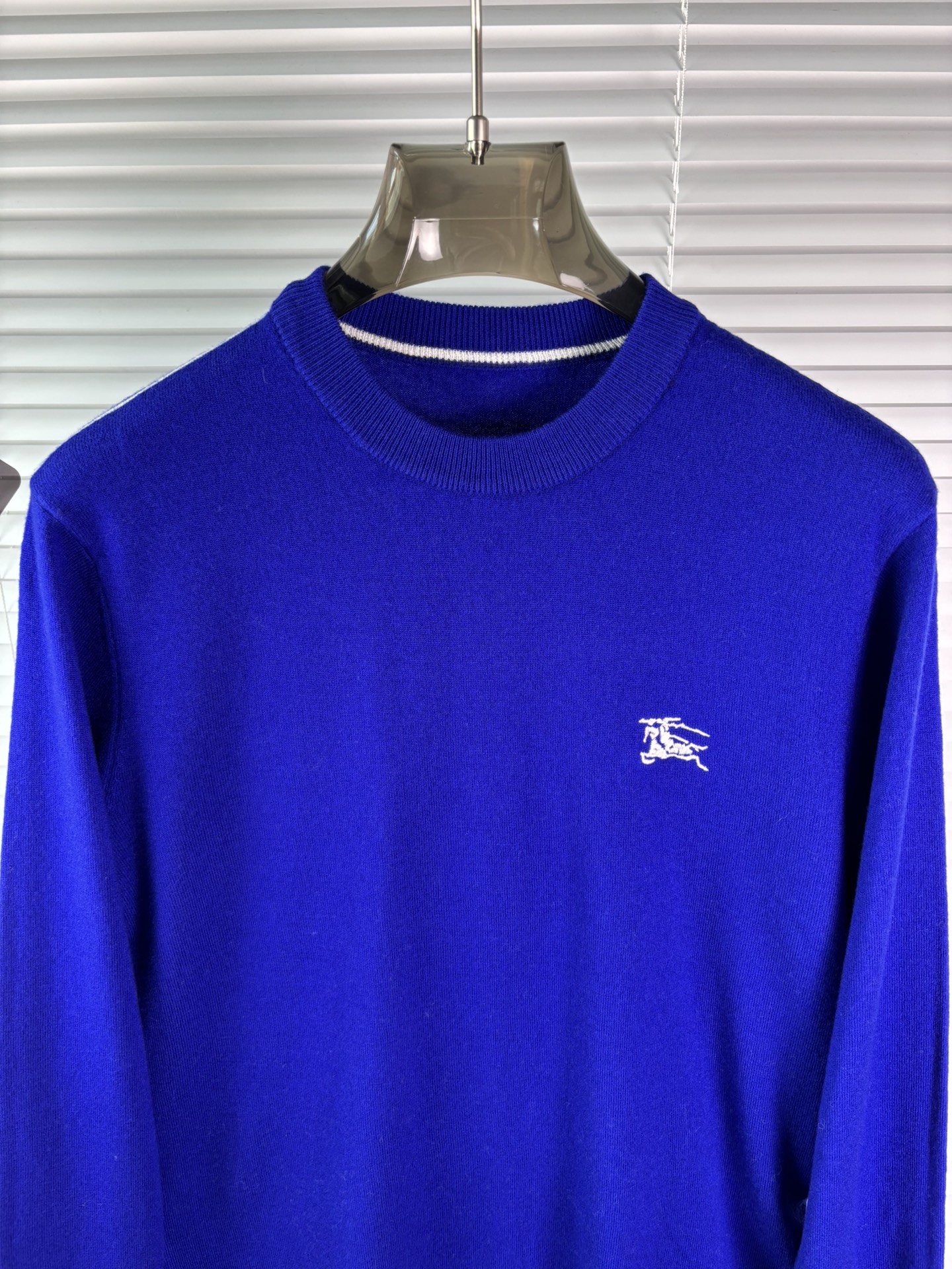 秋冬新品贸易公司渠道稀出，领先官网发售！基础款纯色针织衫单穿叠穿的好选择，修身显瘦的合身版型款式简约，螺