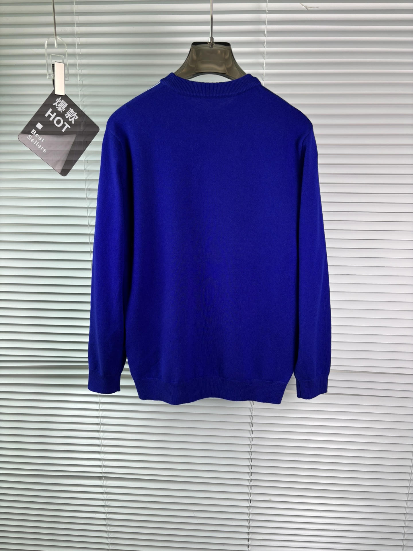 秋冬新品贸易公司渠道稀出，领先官网发售！基础款纯色针织衫单穿叠穿的好选择，修身显瘦的合身版型款式简约，螺