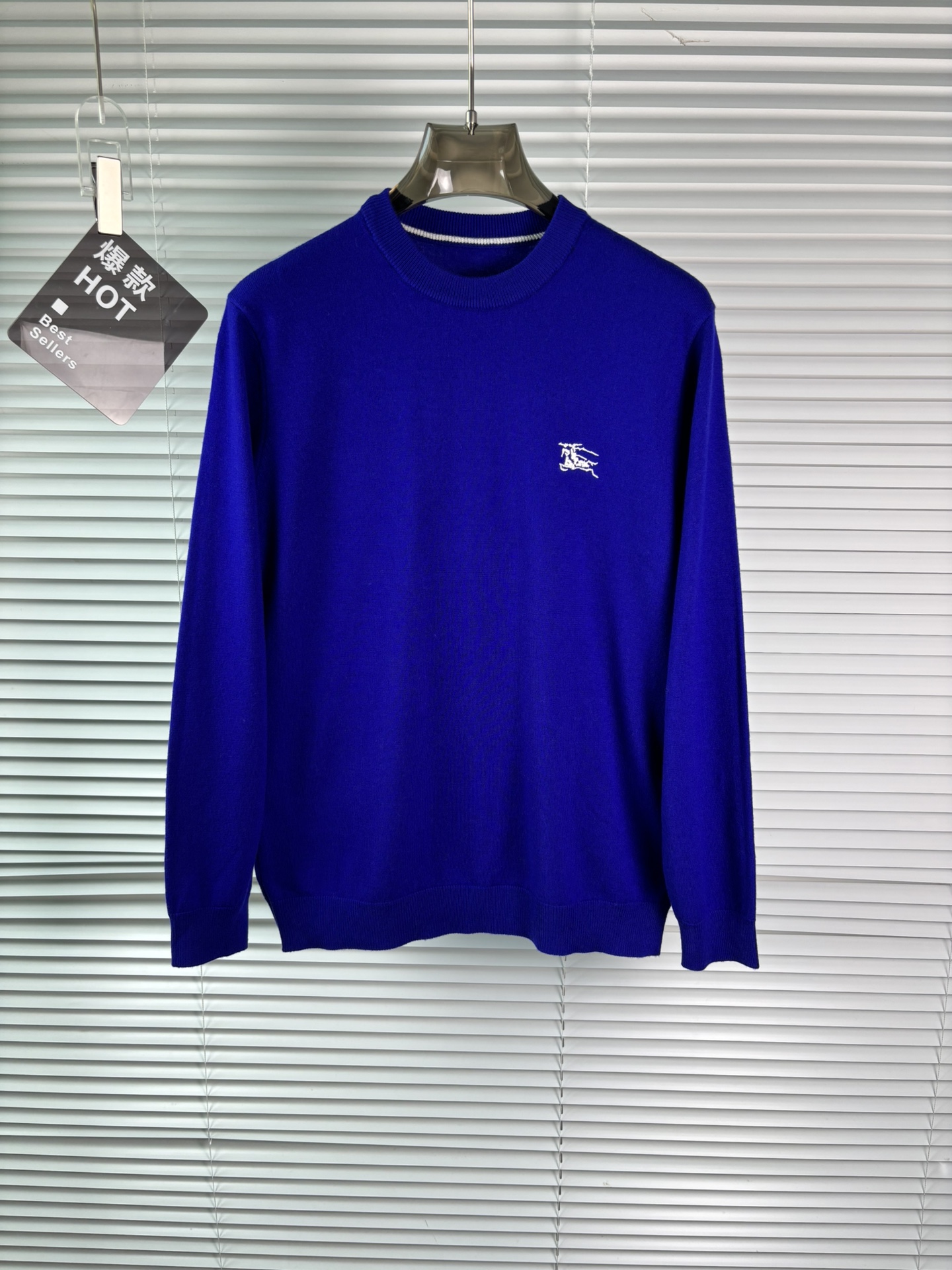 秋冬新品贸易公司渠道稀出，领先官网发售！基础款纯色针织衫单穿叠穿的好选择，修身显瘦的合身版型款式简约，螺