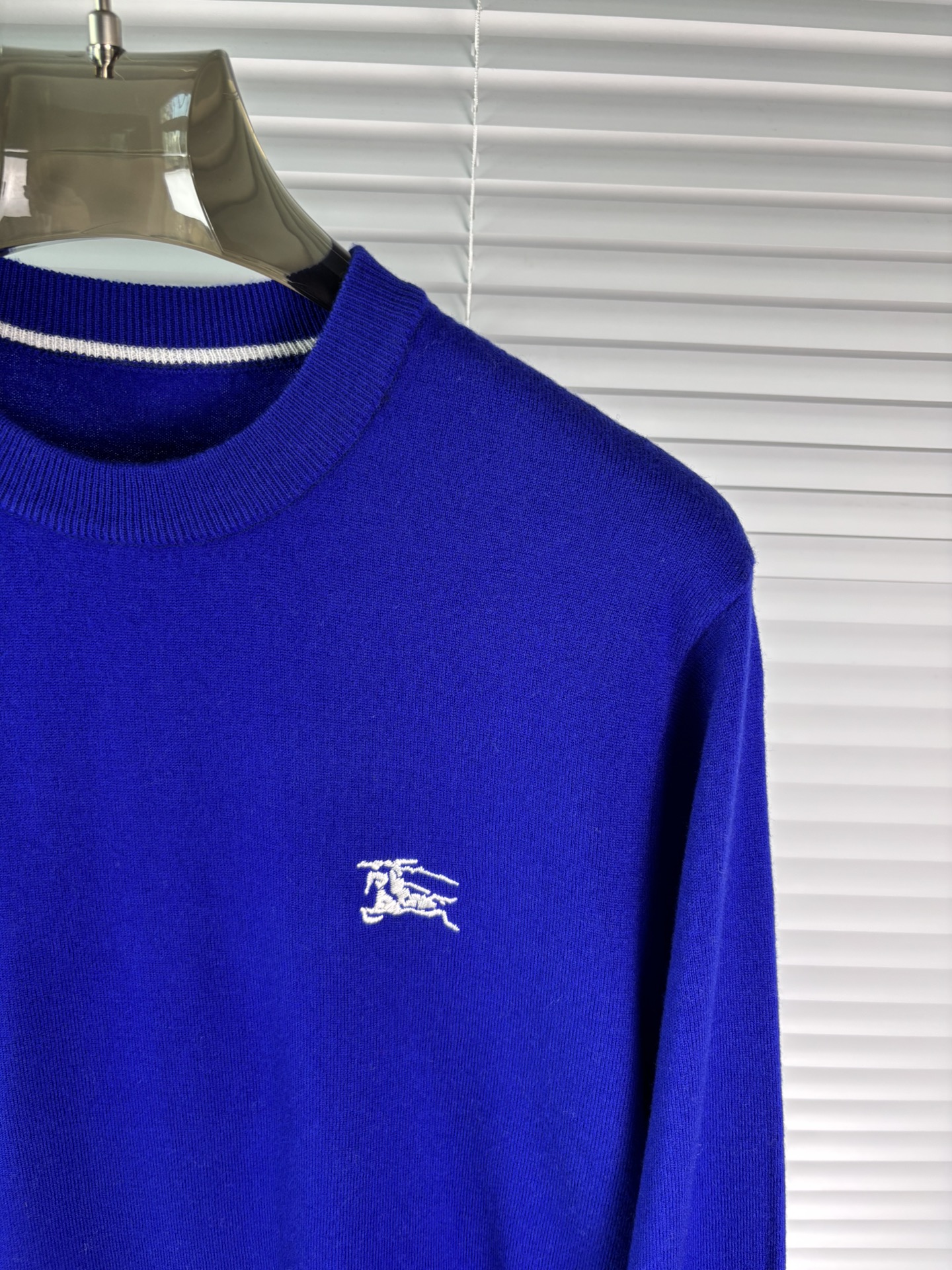 秋冬新品贸易公司渠道稀出，领先官网发售！基础款纯色针织衫单穿叠穿的好选择，修身显瘦的合身版型款式简约，螺