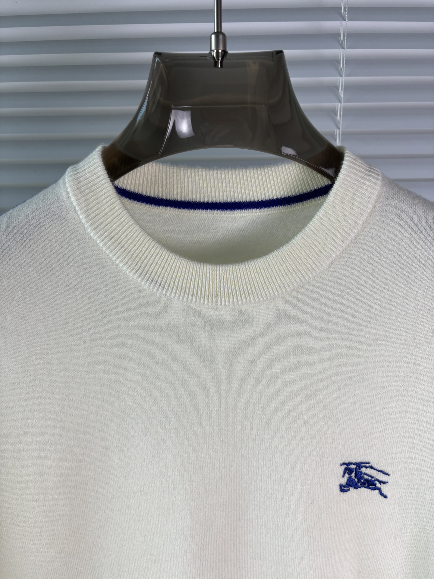 秋冬新品贸易公司渠道稀出，领先官网发售！基础款纯色针织衫单穿叠穿的好选择，修身显瘦的合身版型款式简约，螺