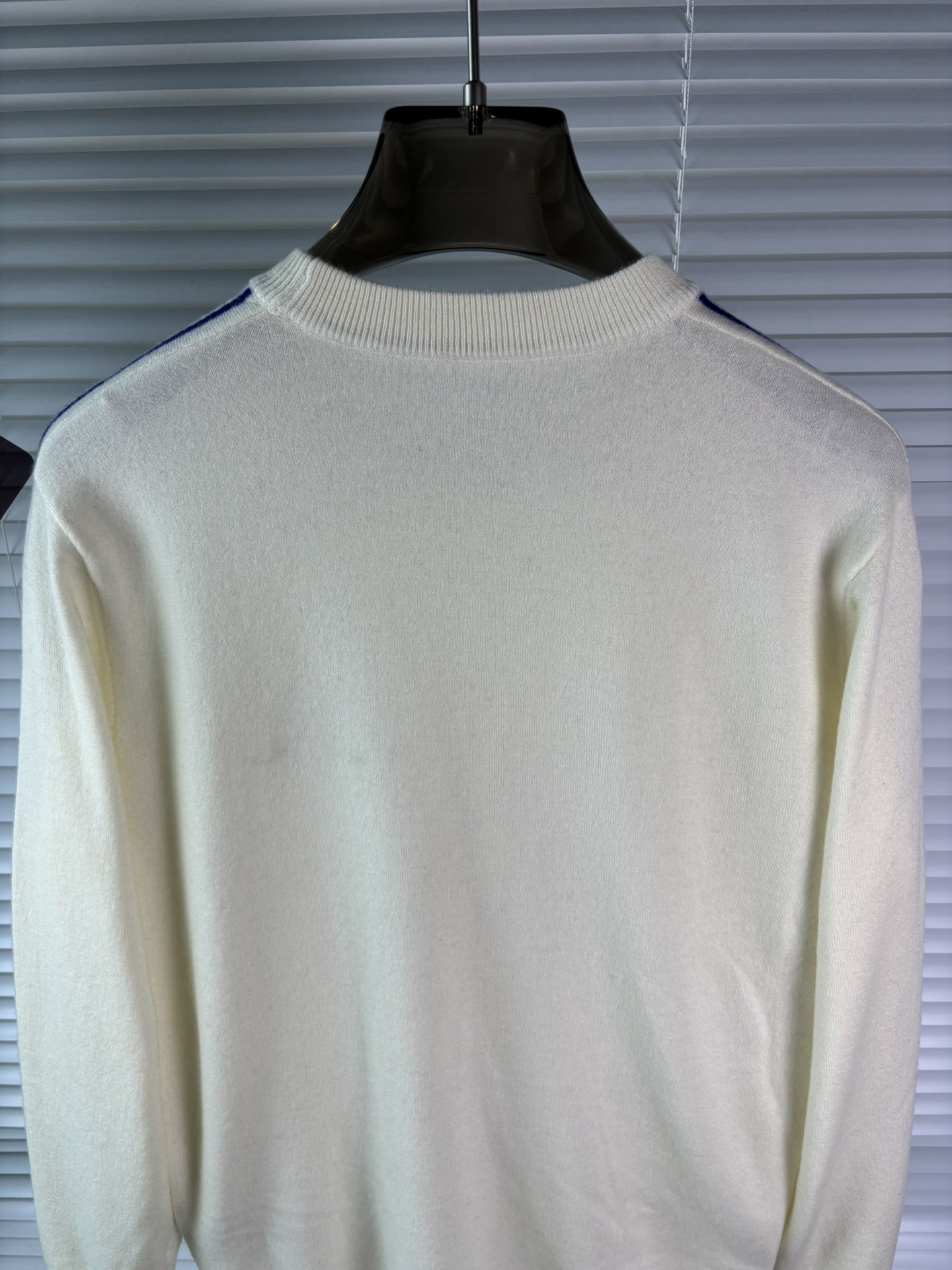 秋冬新品贸易公司渠道稀出，领先官网发售！基础款纯色针织衫单穿叠穿的好选择，修身显瘦的合身版型款式简约，螺