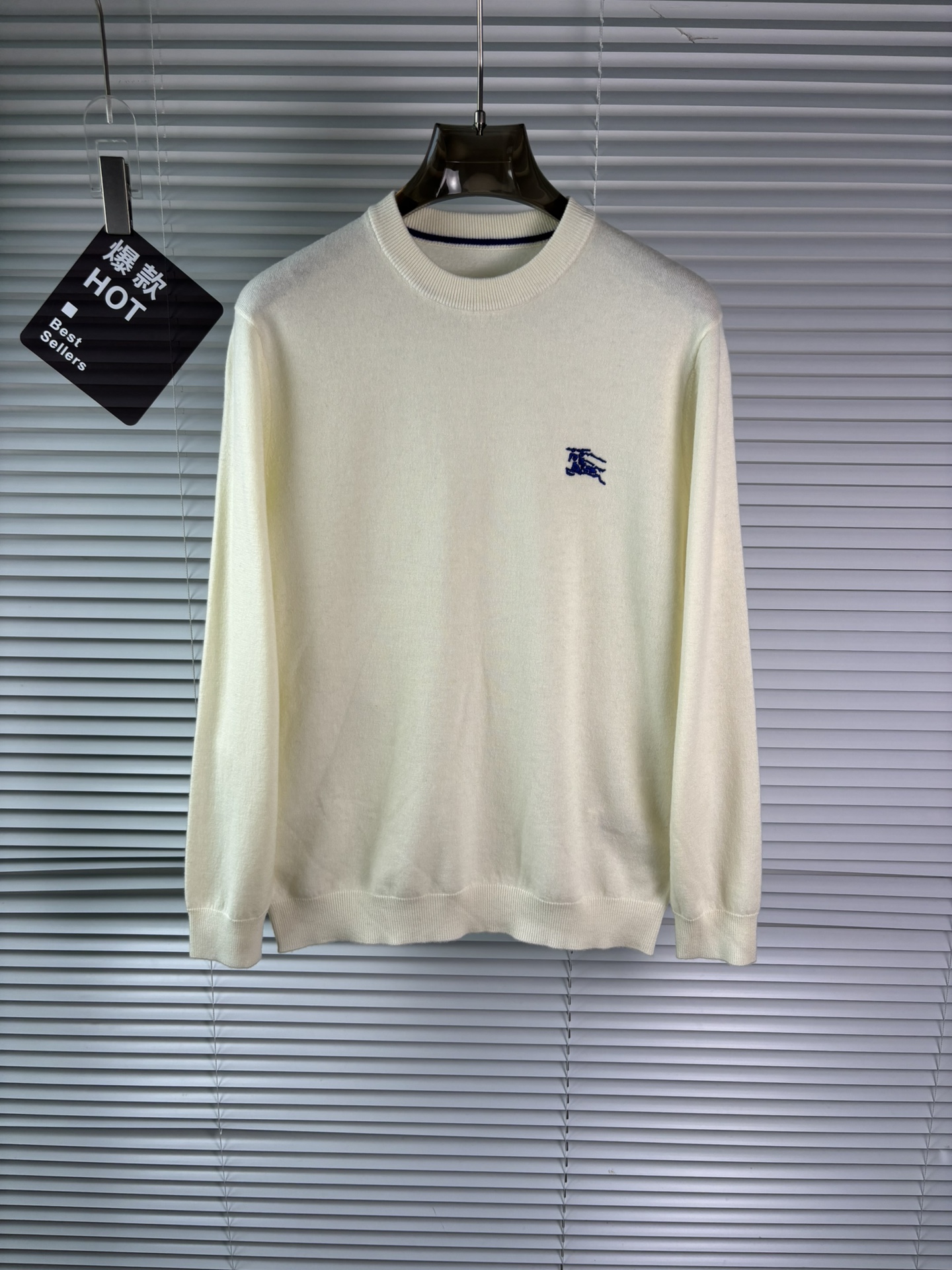 秋冬新品贸易公司渠道稀出，领先官网发售！基础款纯色针织衫单穿叠穿的好选择，修身显瘦的合身版型款式简约，螺