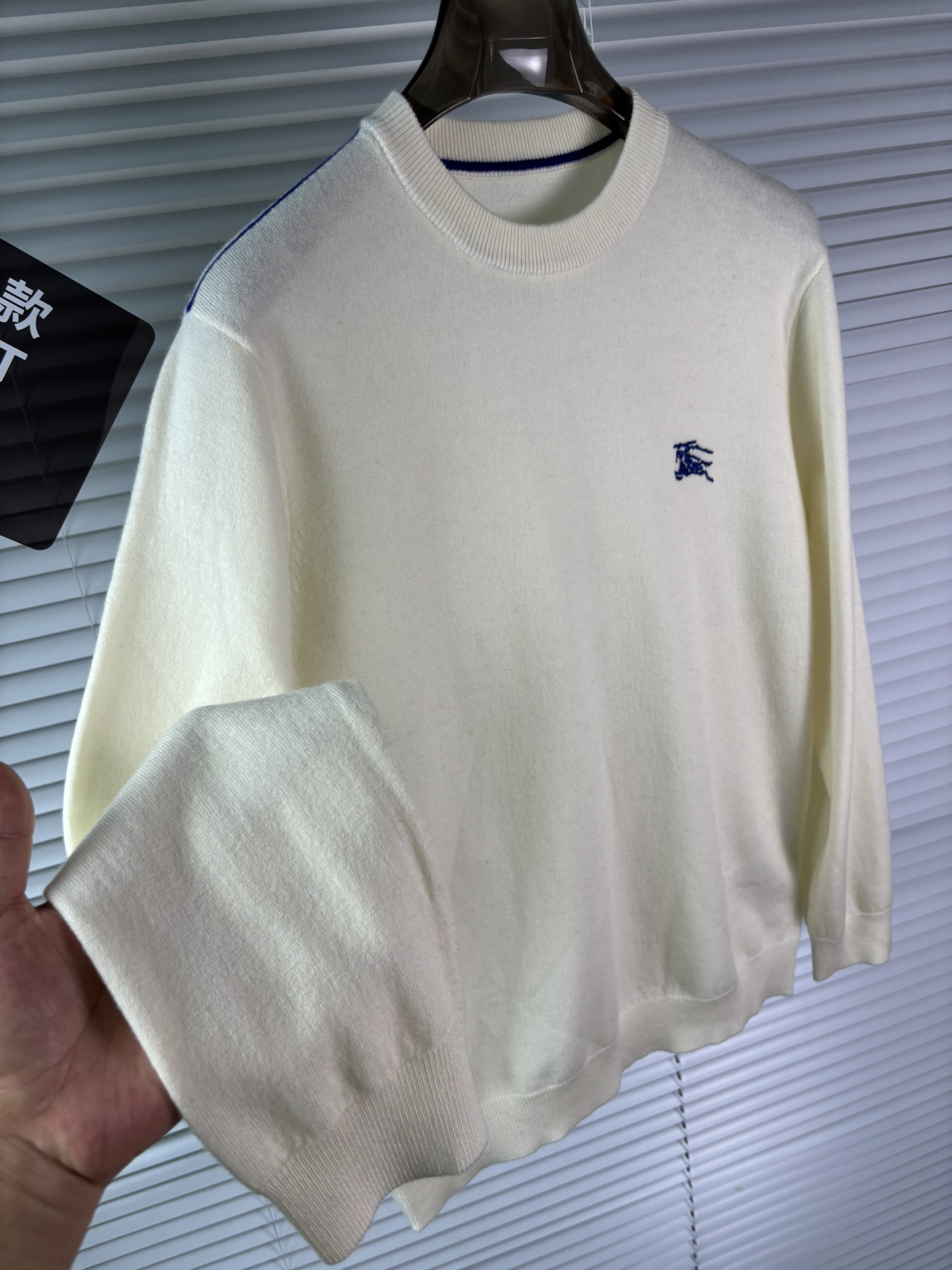 秋冬新品贸易公司渠道稀出，领先官网发售！基础款纯色针织衫单穿叠穿的好选择，修身显瘦的合身版型款式简约，螺