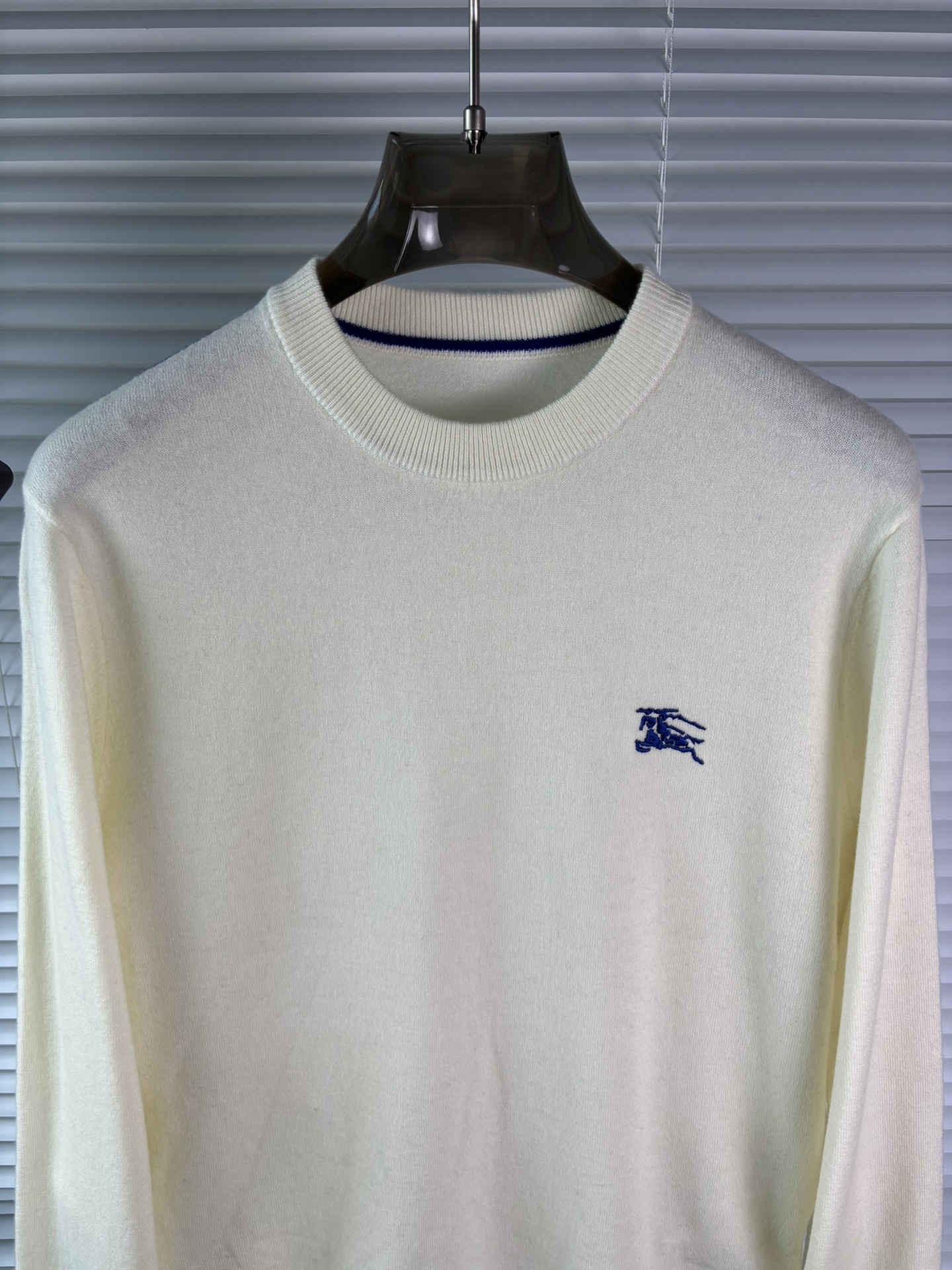 秋冬新品贸易公司渠道稀出，领先官网发售！基础款纯色针织衫单穿叠穿的好选择，修身显瘦的合身版型款式简约，螺