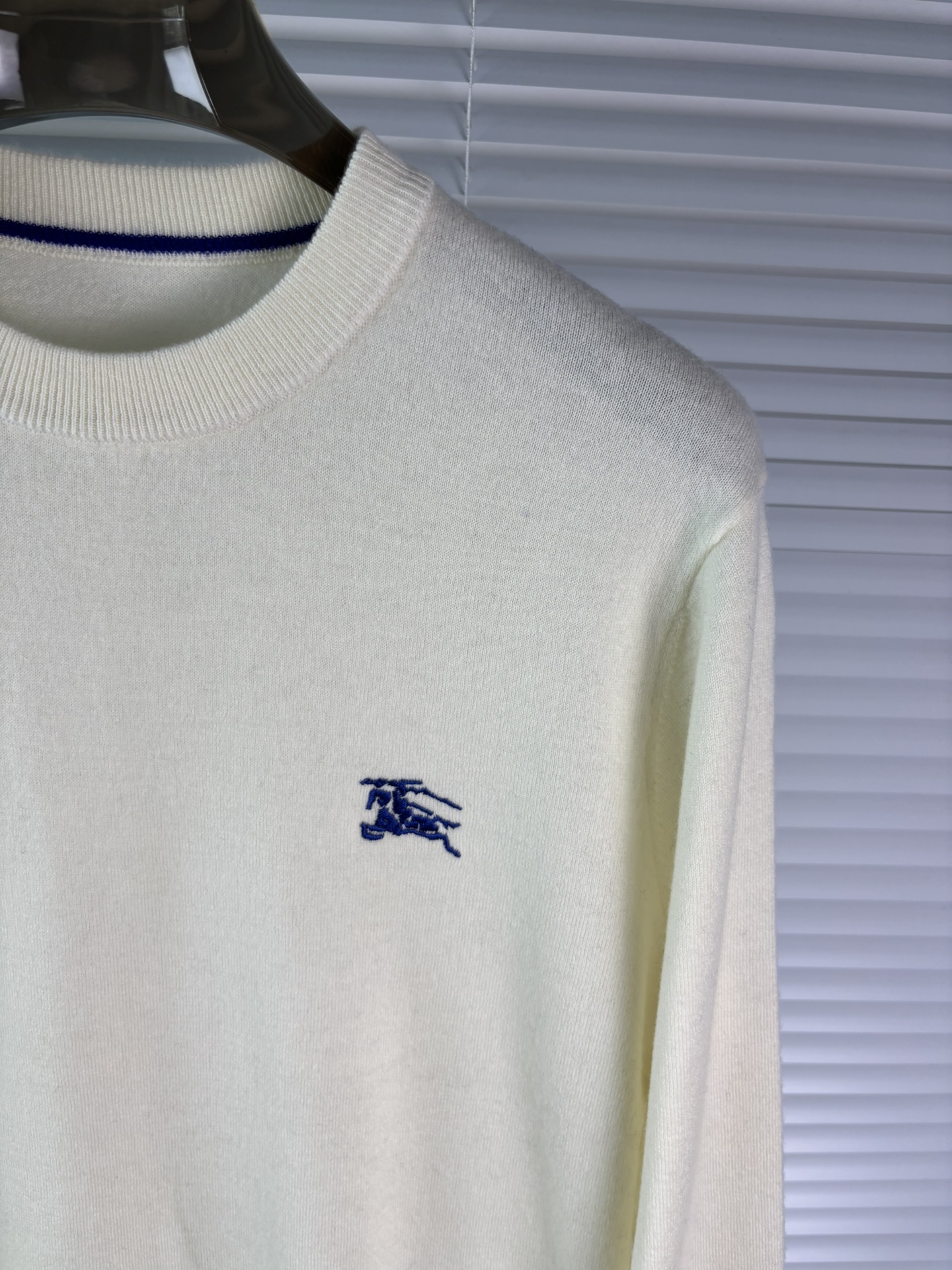 秋冬新品贸易公司渠道稀出，领先官网发售！基础款纯色针织衫单穿叠穿的好选择，修身显瘦的合身版型款式简约，螺