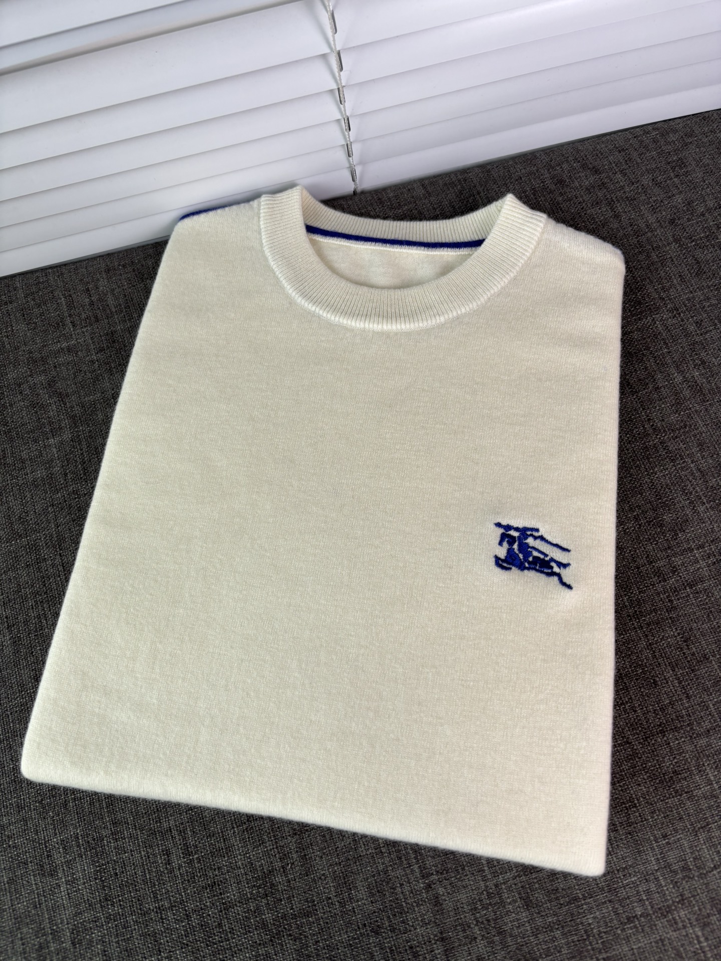 秋冬新品贸易公司渠道稀出，领先官网发售！基础款纯色针织衫单穿叠穿的好选择，修身显瘦的合身版型款式简约，螺