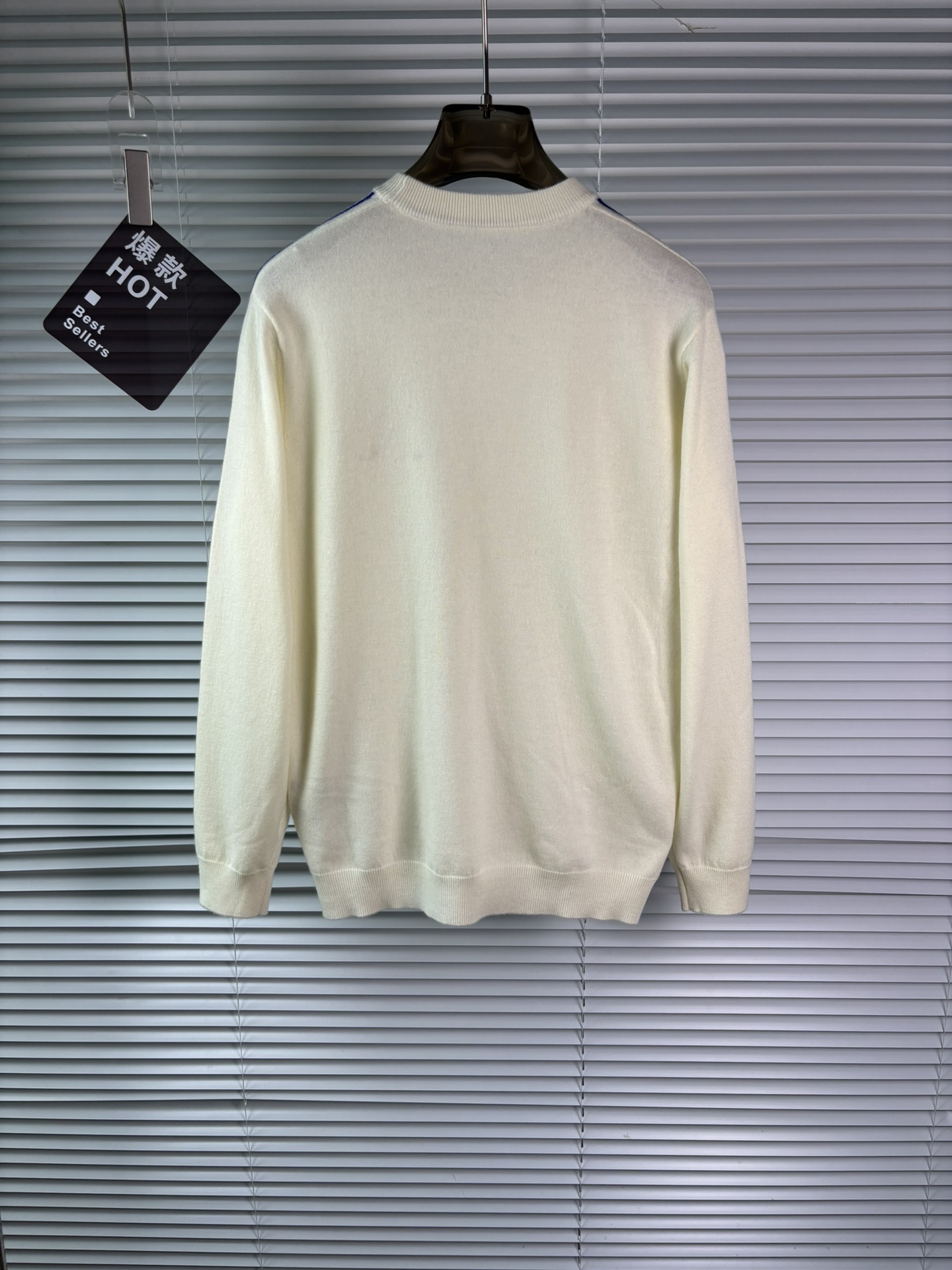 秋冬新品贸易公司渠道稀出，领先官网发售！基础款纯色针织衫单穿叠穿的好选择，修身显瘦的合身版型款式简约，螺