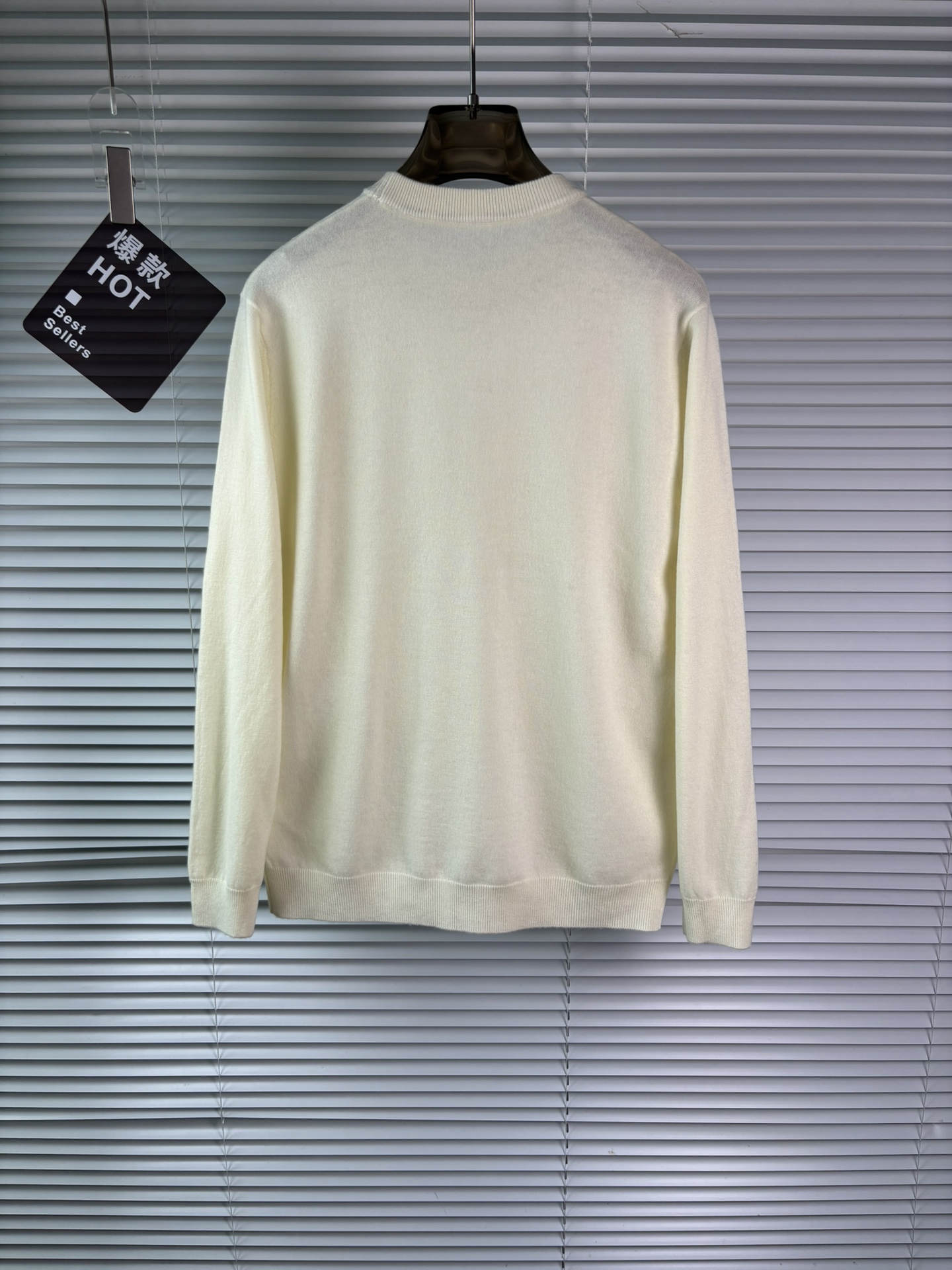 秋冬新品贸易公司渠道稀出，领先官网发售！基础款纯色针织衫单穿叠穿的好选择，修身显瘦的合身版型款式简约，螺