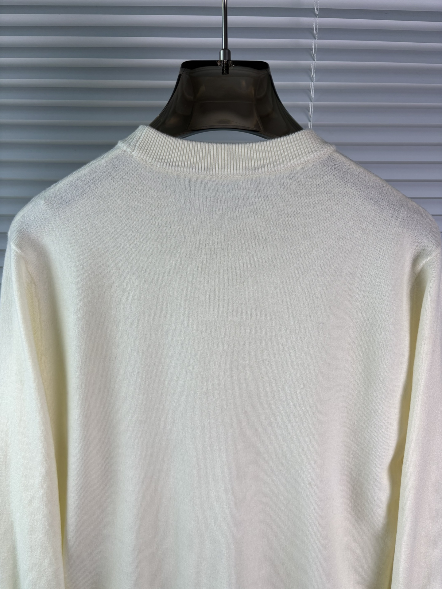 秋冬新品贸易公司渠道稀出，领先官网发售！基础款纯色针织衫单穿叠穿的好选择，修身显瘦的合身版型款式简约，螺