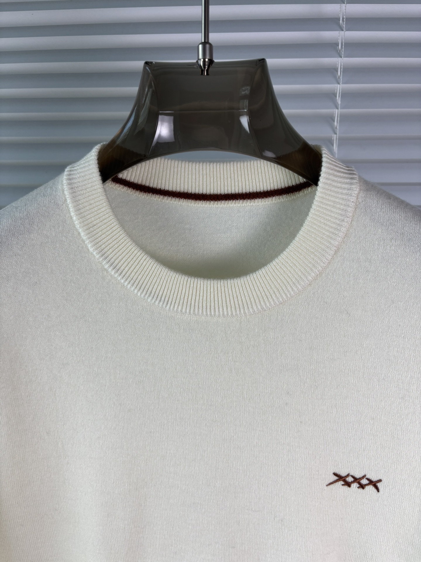 秋冬新品贸易公司渠道稀出，领先官网发售！基础款纯色针织衫单穿叠穿的好选择，修身显瘦的合身版型款式简约，螺