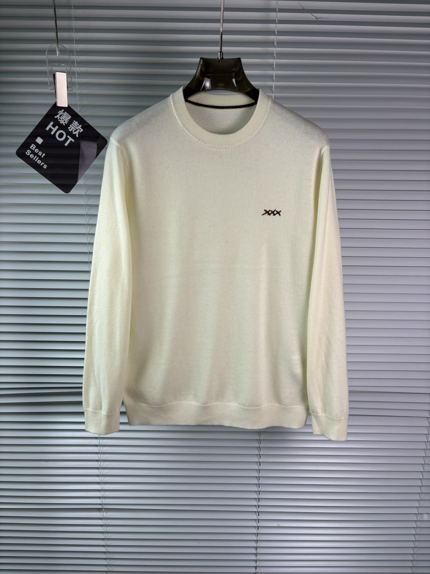 秋冬新品贸易公司渠道稀出，领先官网发售！基础款纯色针织衫单穿叠穿的好选择，修身显瘦的合身版型款式简约，螺