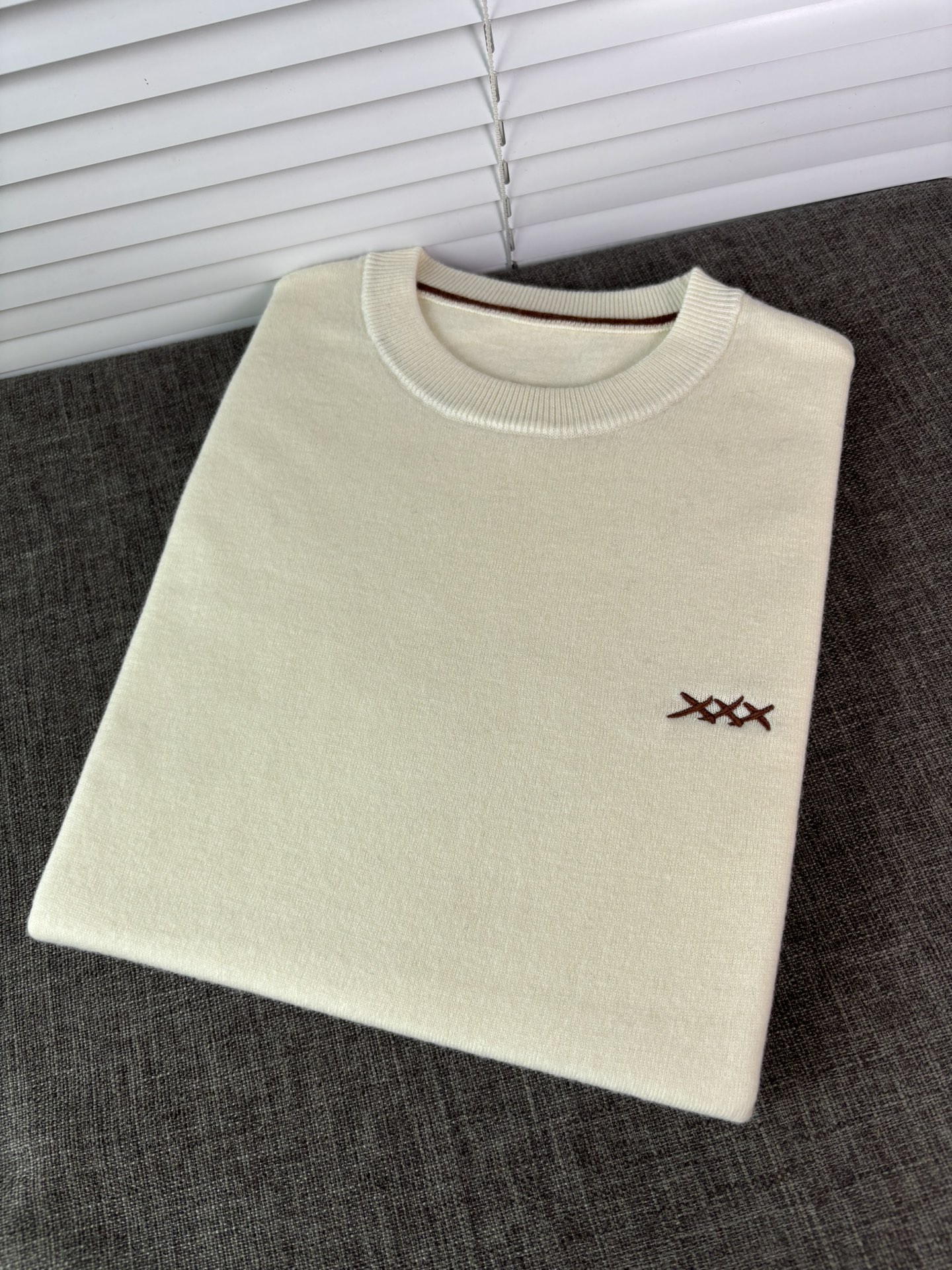 秋冬新品贸易公司渠道稀出，领先官网发售！基础款纯色针织衫单穿叠穿的好选择，修身显瘦的合身版型款式简约，螺