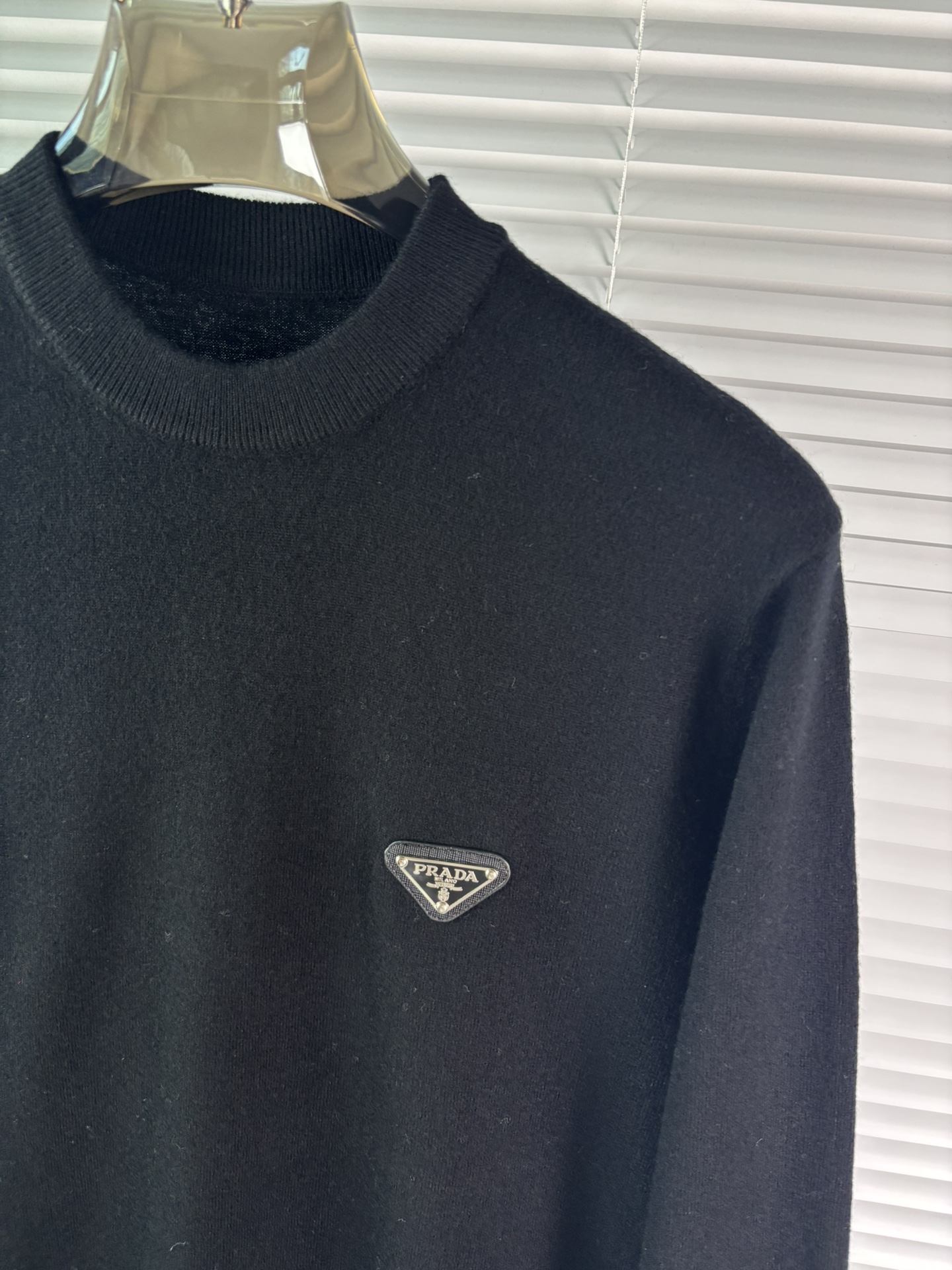 秋冬新品贸易公司渠道稀出，领先官网发售！基础款纯色针织衫单穿叠穿的好选择，修身显瘦的合身版型款式简约，螺