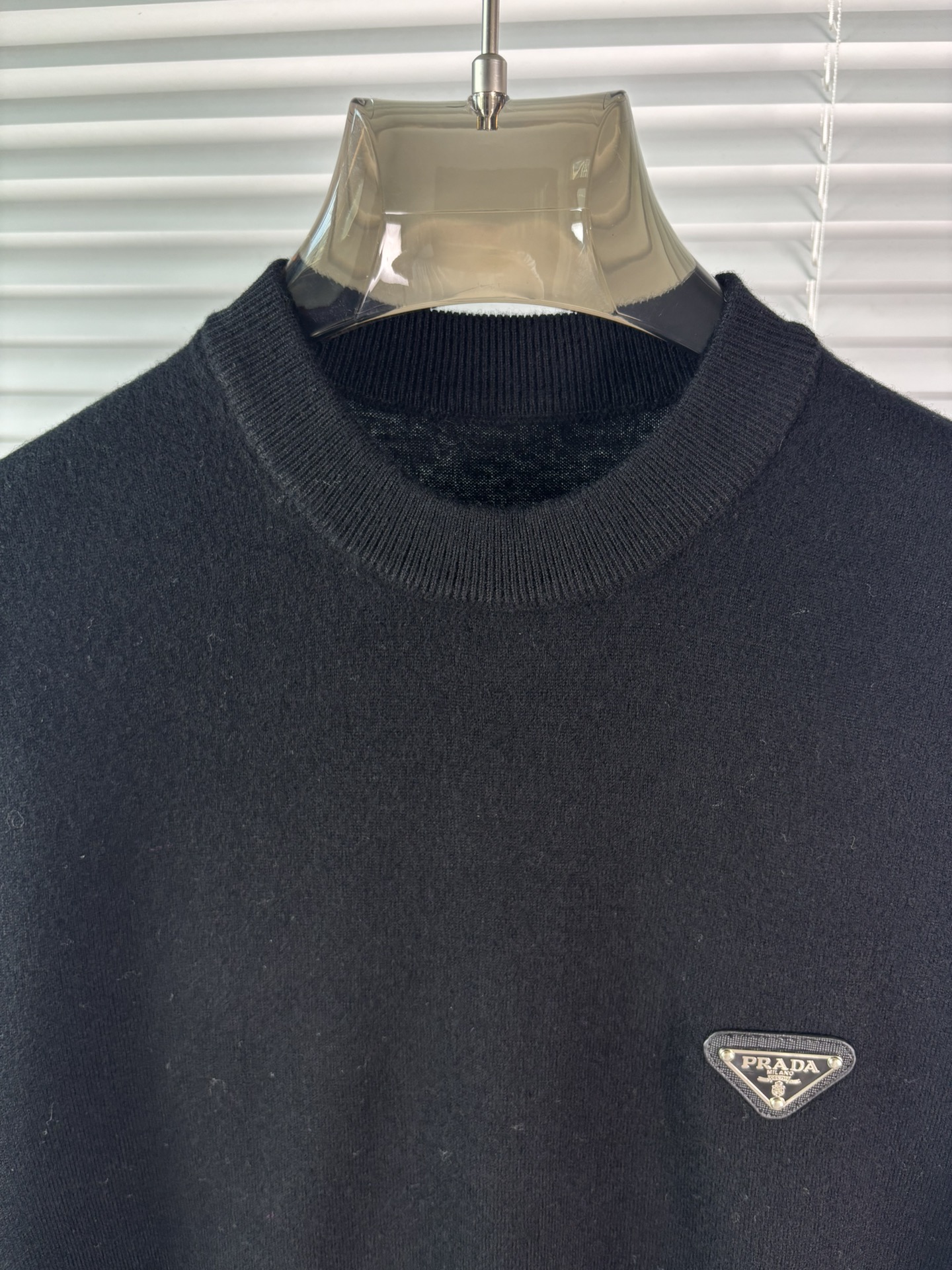 秋冬新品贸易公司渠道稀出，领先官网发售！基础款纯色针织衫单穿叠穿的好选择，修身显瘦的合身版型款式简约，螺