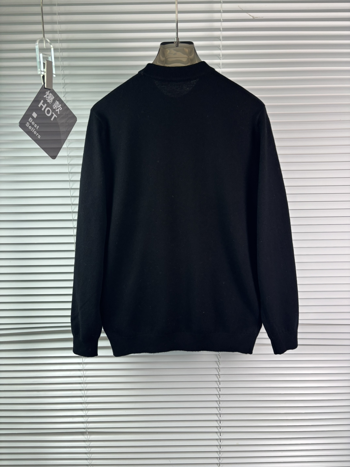 秋冬新品贸易公司渠道稀出，领先官网发售！基础款纯色针织衫单穿叠穿的好选择，修身显瘦的合身版型款式简约，螺