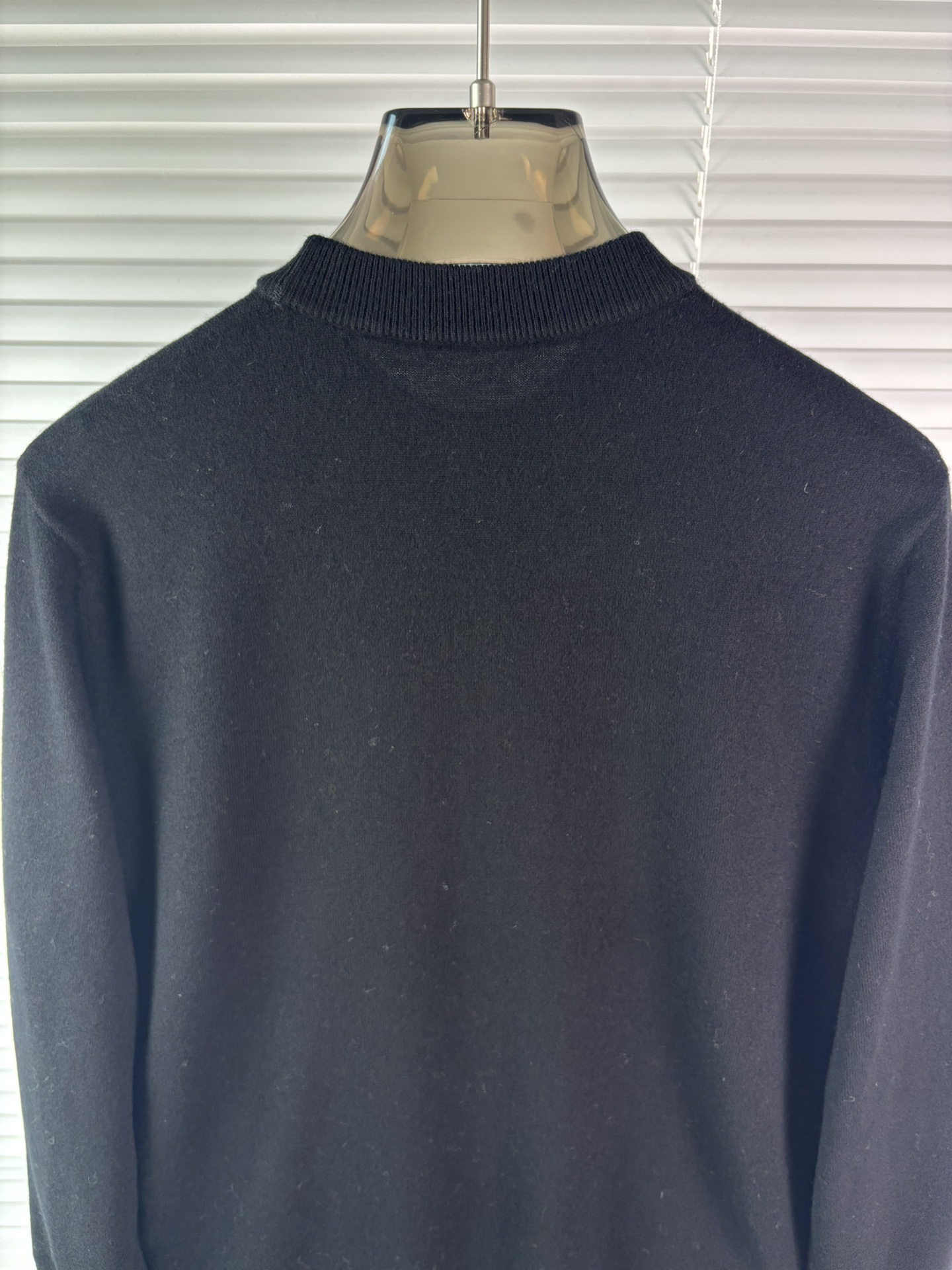 秋冬新品贸易公司渠道稀出，领先官网发售！基础款纯色针织衫单穿叠穿的好选择，修身显瘦的合身版型款式简约，螺