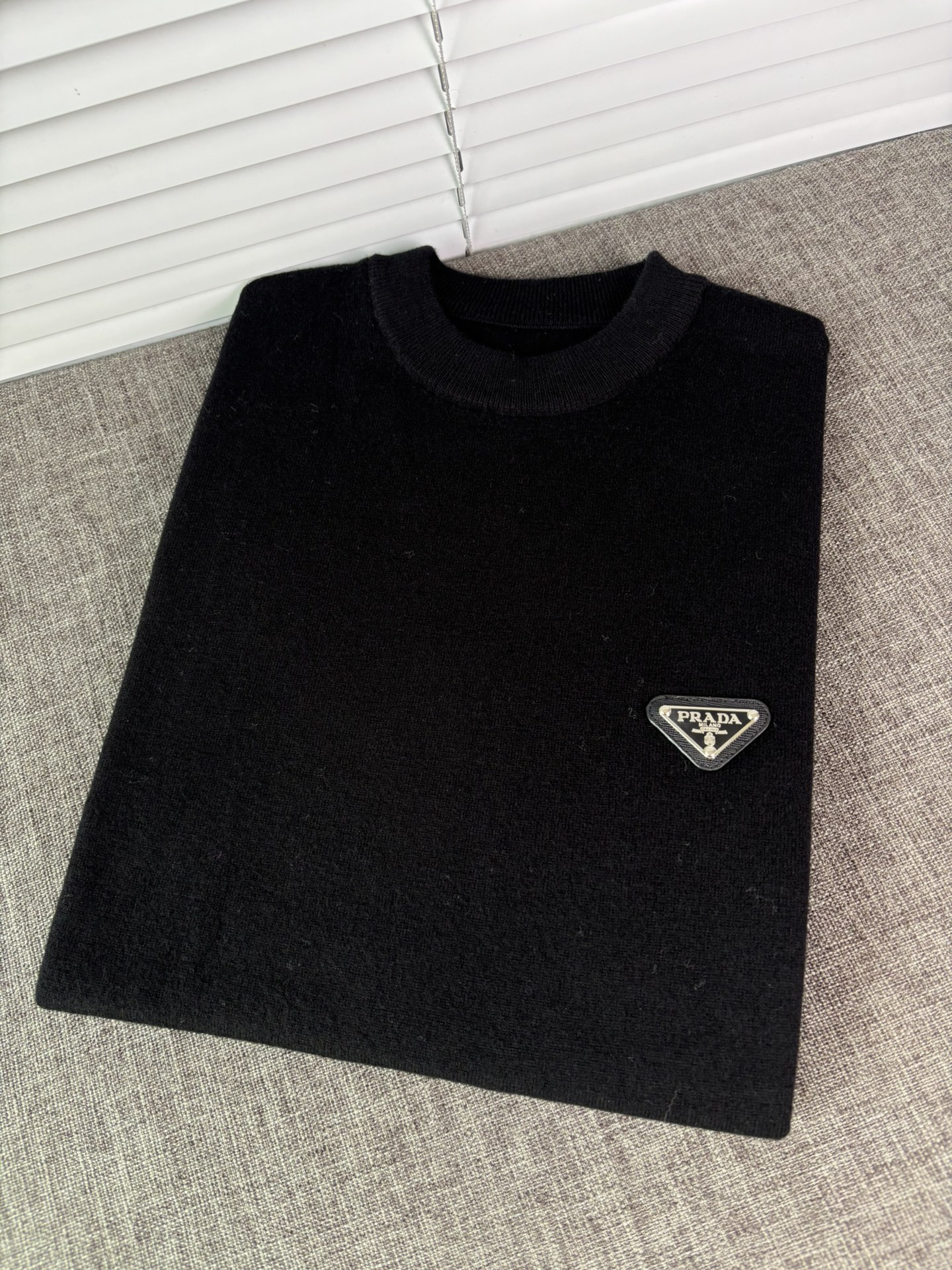 秋冬新品贸易公司渠道稀出，领先官网发售！基础款纯色针织衫单穿叠穿的好选择，修身显瘦的合身版型款式简约，螺