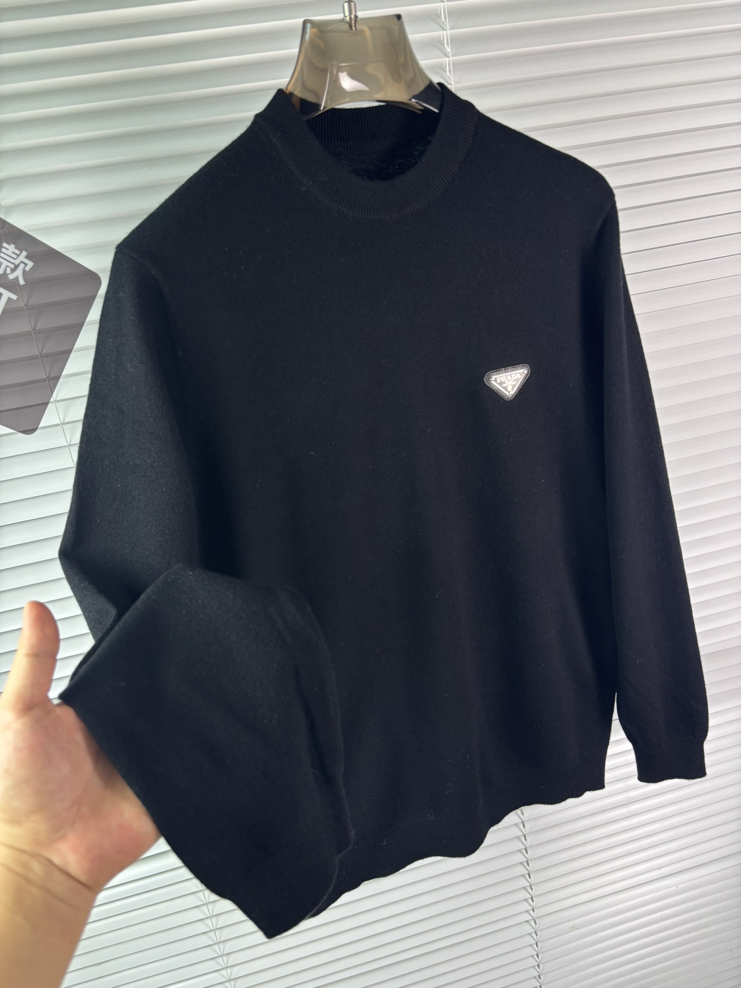 秋冬新品贸易公司渠道稀出，领先官网发售！基础款纯色针织衫单穿叠穿的好选择，修身显瘦的合身版型款式简约，螺