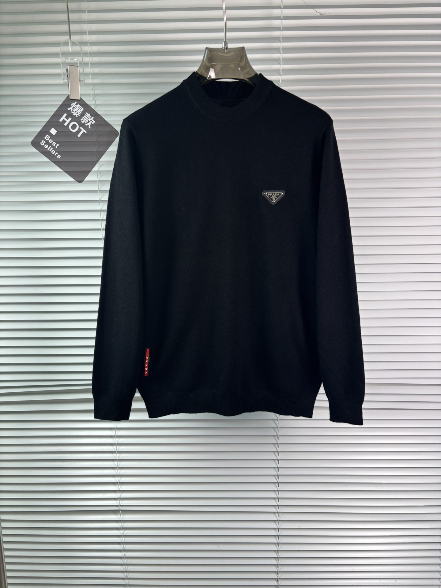 秋冬新品贸易公司渠道稀出，领先官网发售！基础款纯色针织衫单穿叠穿的好选择，修身显瘦的合身版型款式简约，螺