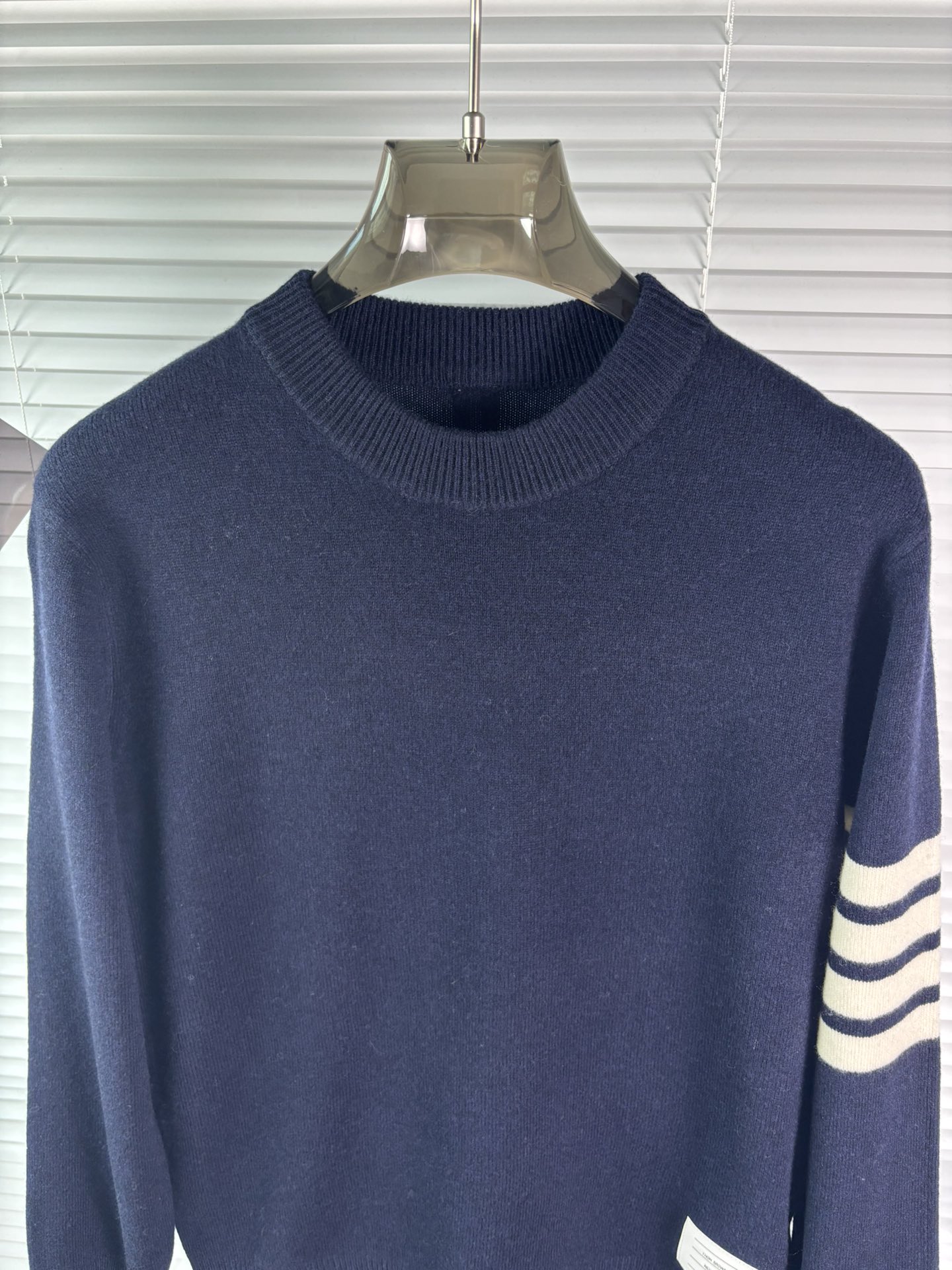 秋冬新品贸易公司渠道稀出，领先官网发售！基础款纯色针织衫单穿叠穿的好选择，修身显瘦的合身版型款式简约，螺