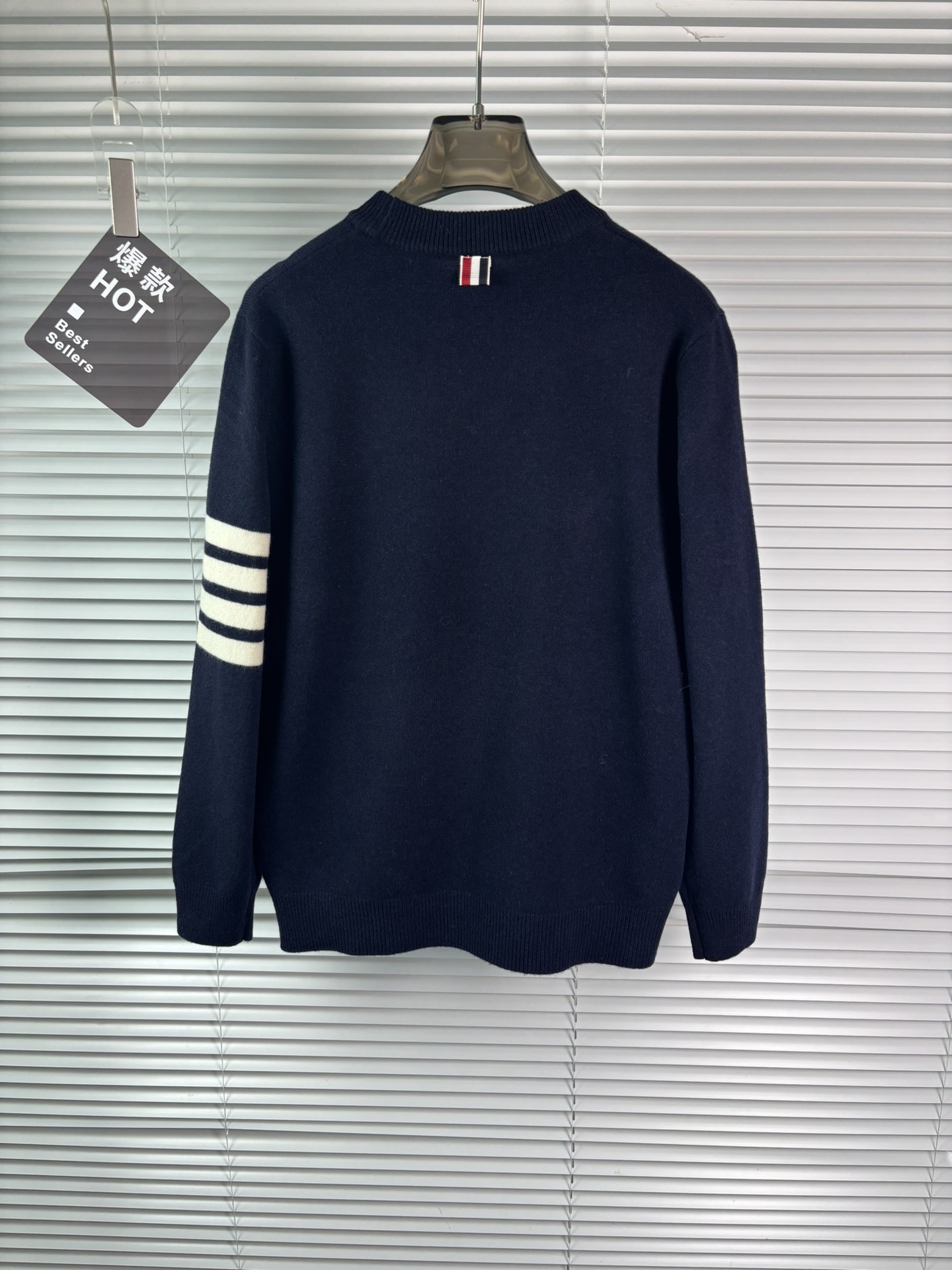 秋冬新品贸易公司渠道稀出，领先官网发售！基础款纯色针织衫单穿叠穿的好选择，修身显瘦的合身版型款式简约，螺