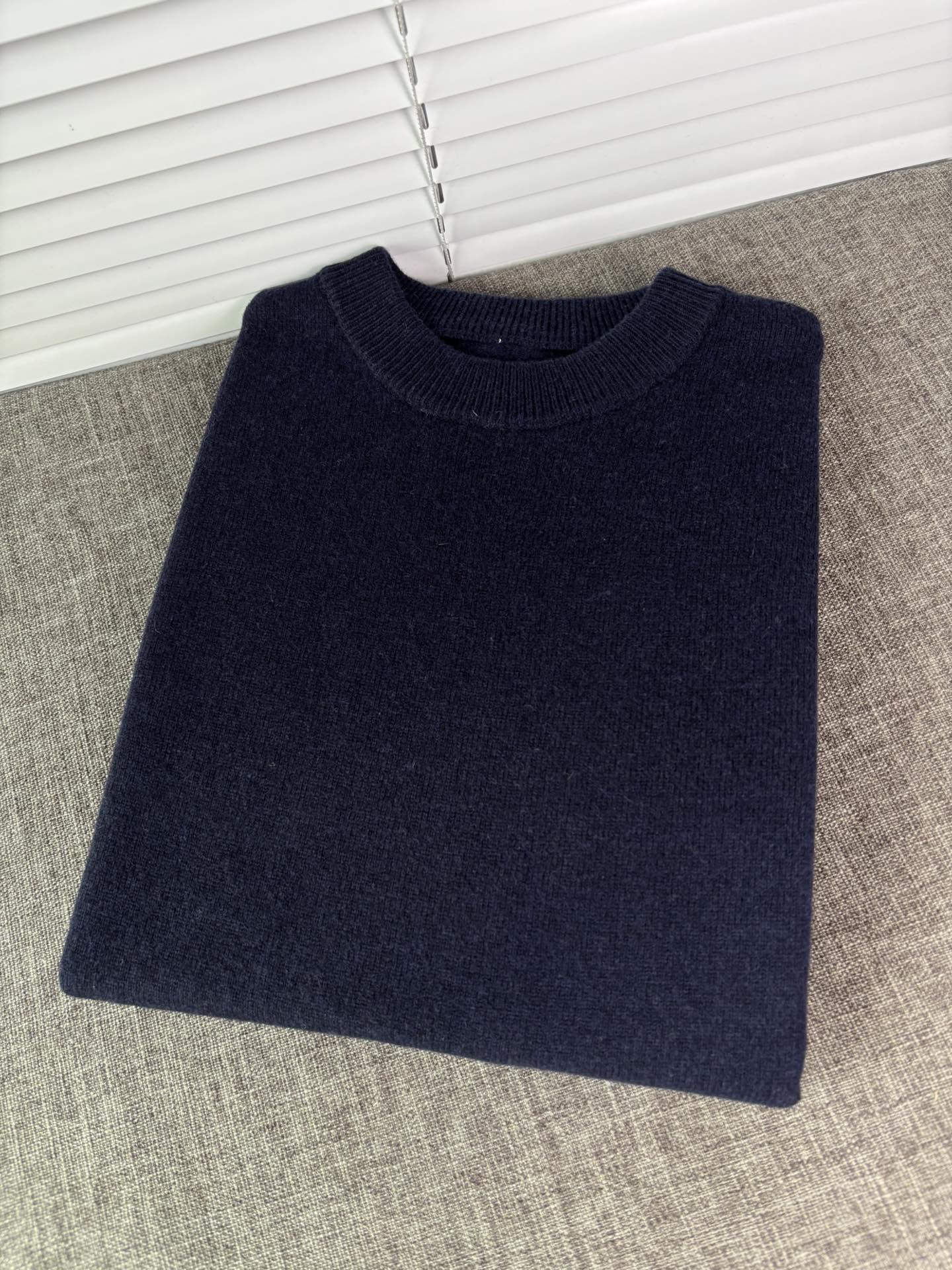 秋冬新品贸易公司渠道稀出，领先官网发售！基础款纯色针织衫单穿叠穿的好选择，修身显瘦的合身版型款式简约，螺