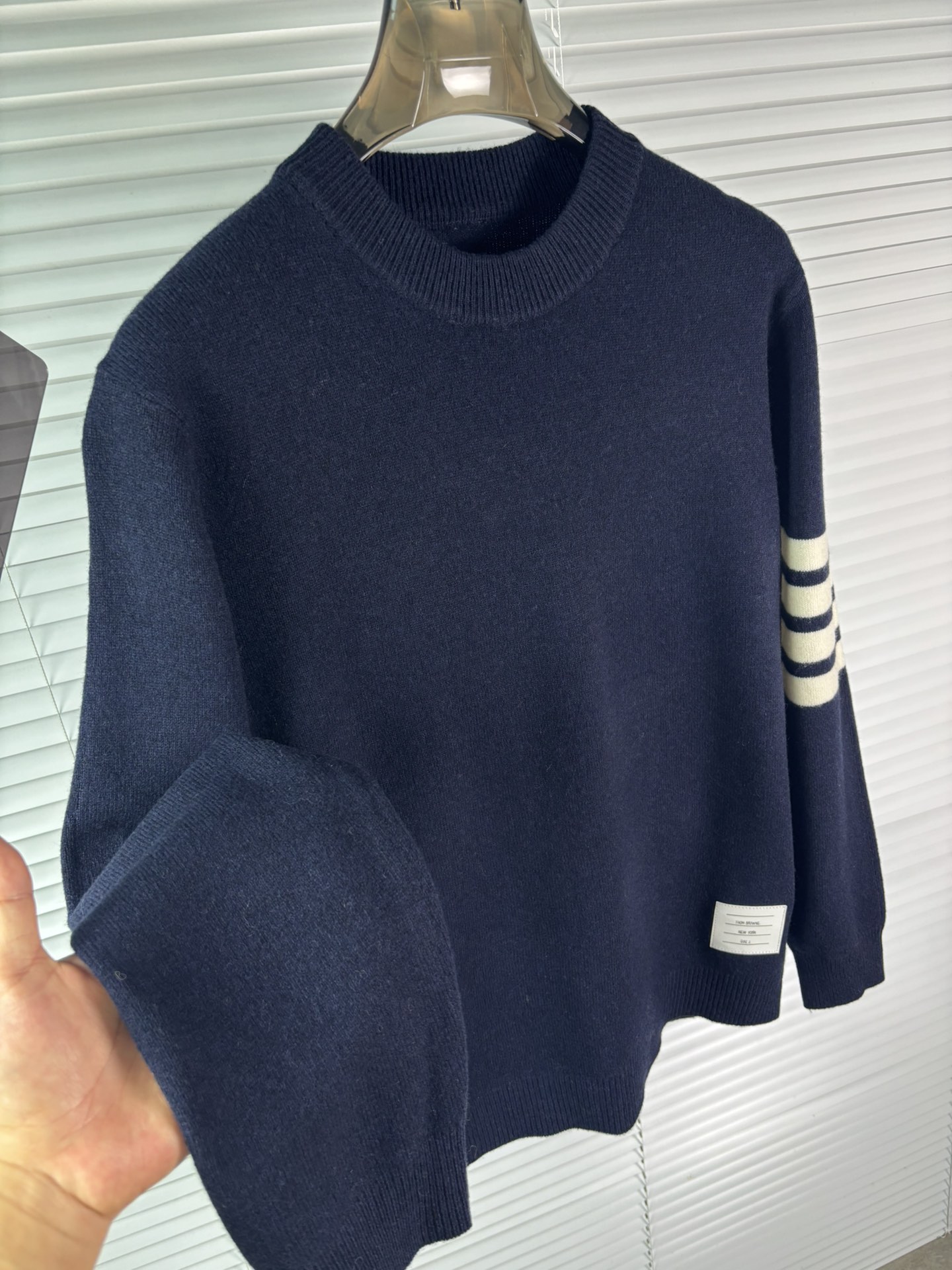 秋冬新品贸易公司渠道稀出，领先官网发售！基础款纯色针织衫单穿叠穿的好选择，修身显瘦的合身版型款式简约，螺