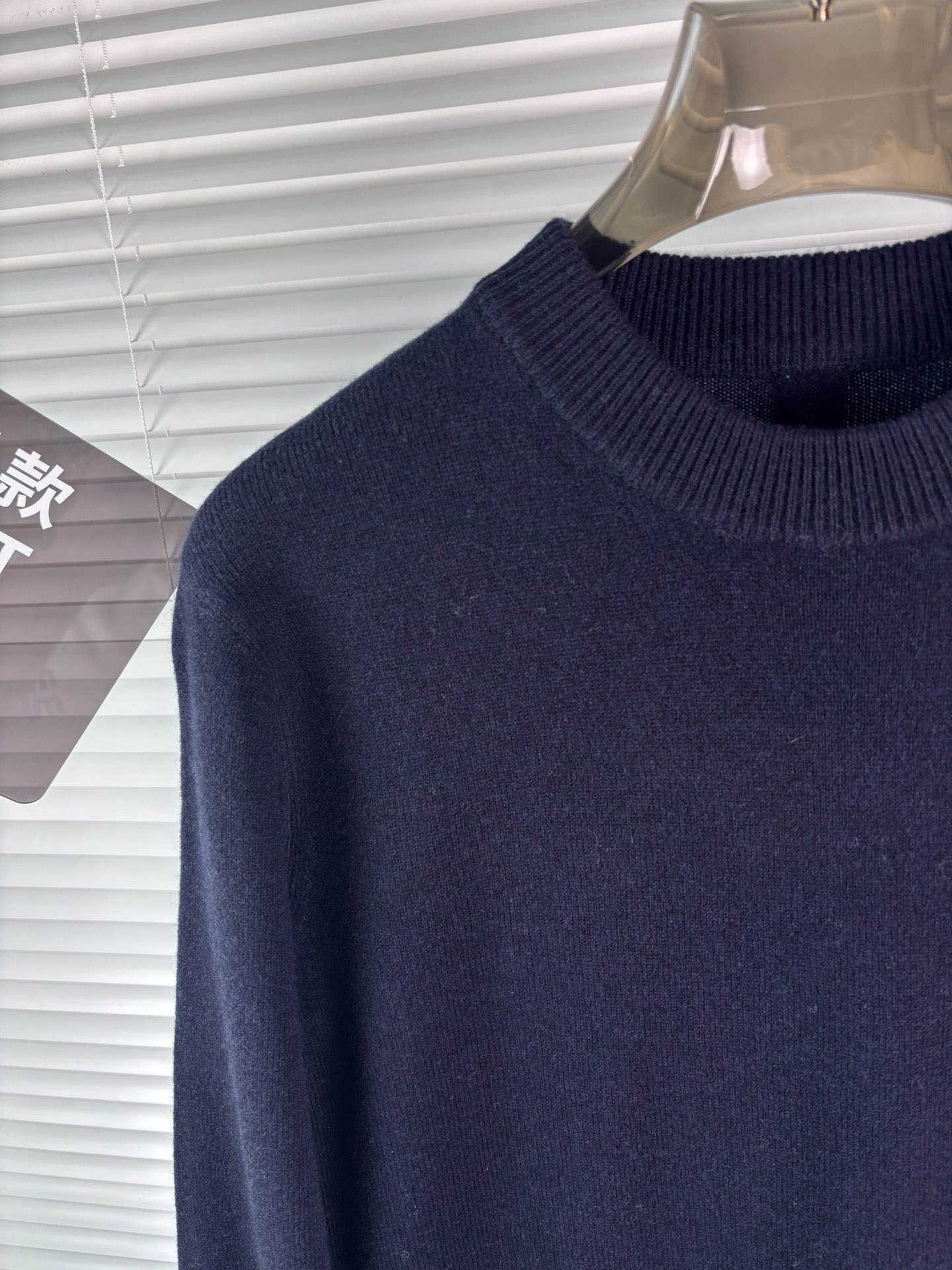 秋冬新品贸易公司渠道稀出，领先官网发售！基础款纯色针织衫单穿叠穿的好选择，修身显瘦的合身版型款式简约，螺