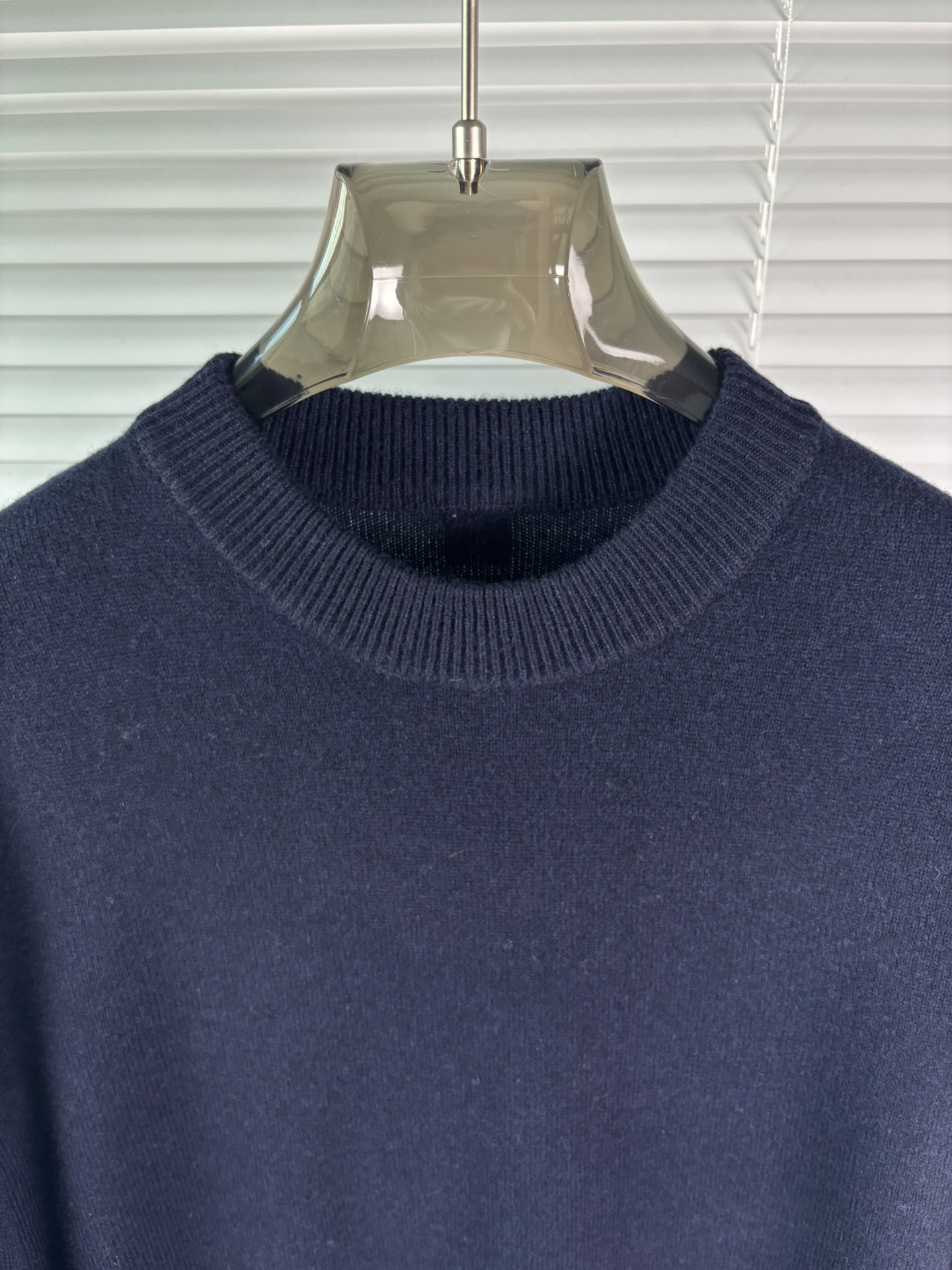 秋冬新品贸易公司渠道稀出，领先官网发售！基础款纯色针织衫单穿叠穿的好选择，修身显瘦的合身版型款式简约，螺