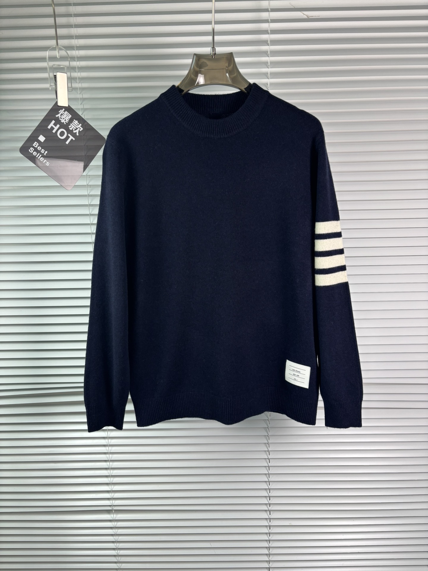 秋冬新品贸易公司渠道稀出，领先官网发售！基础款纯色针织衫单穿叠穿的好选择，修身显瘦的合身版型款式简约，螺