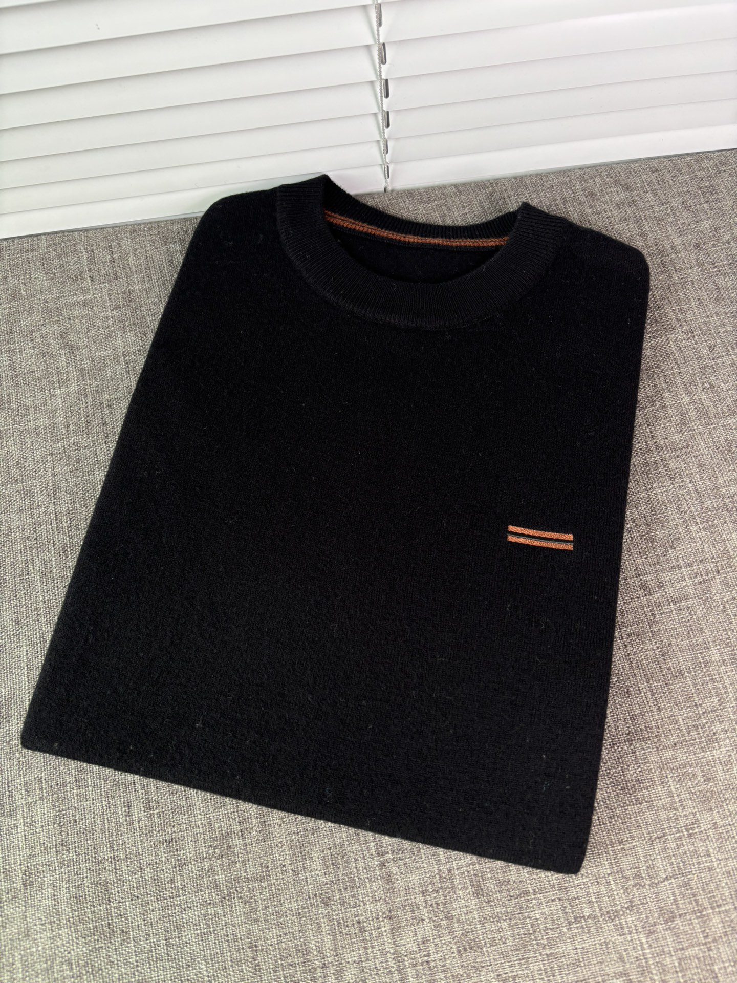 秋冬新品贸易公司渠道稀出，领先官网发售！基础款纯色针织衫单穿叠穿的好选择，修身显瘦的合身版型款式简约，螺