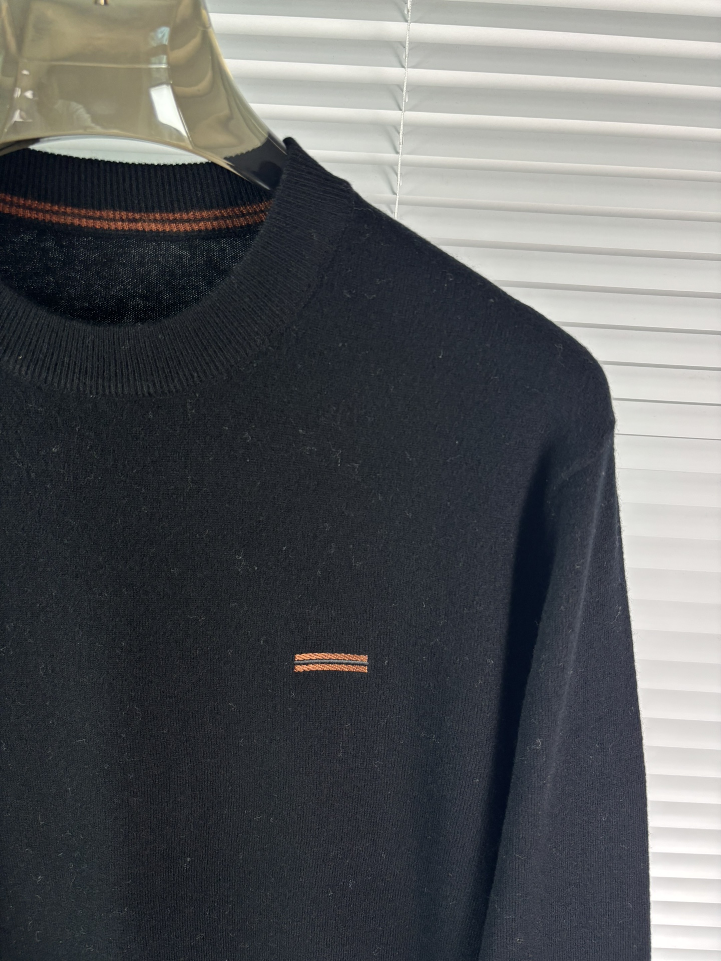 秋冬新品贸易公司渠道稀出，领先官网发售！基础款纯色针织衫单穿叠穿的好选择，修身显瘦的合身版型款式简约，螺