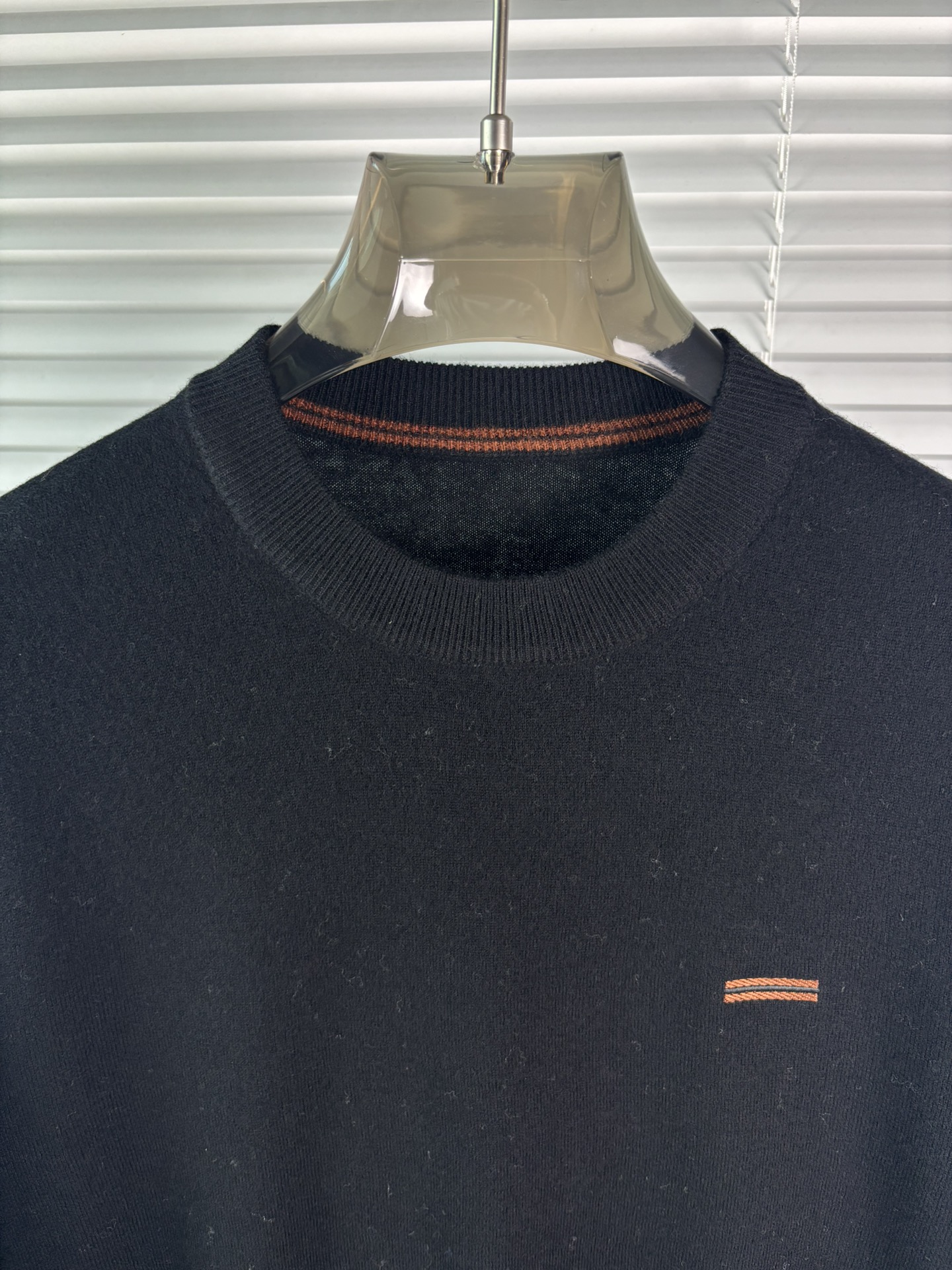 秋冬新品贸易公司渠道稀出，领先官网发售！基础款纯色针织衫单穿叠穿的好选择，修身显瘦的合身版型款式简约，螺