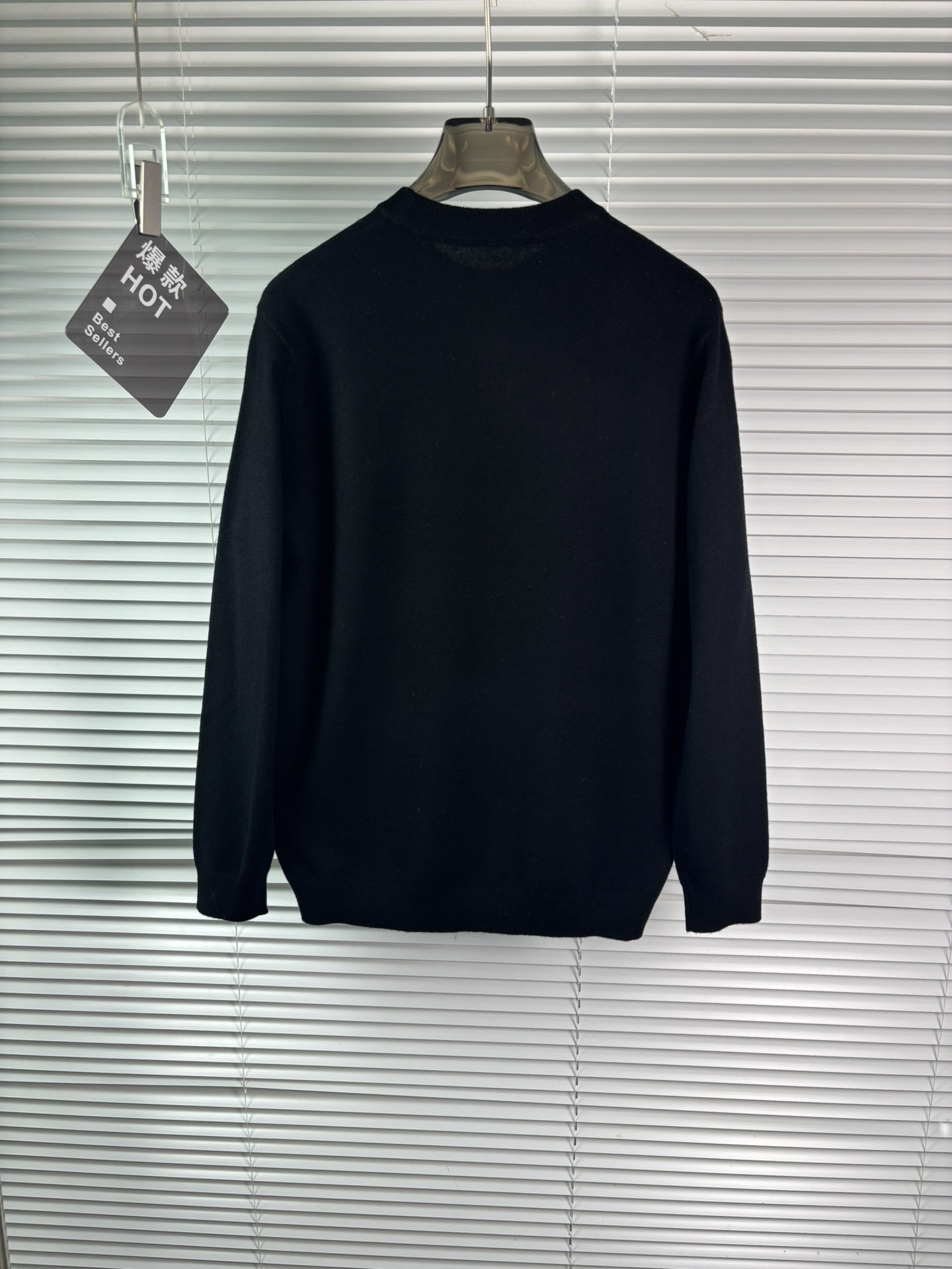 秋冬新品贸易公司渠道稀出，领先官网发售！基础款纯色针织衫单穿叠穿的好选择，修身显瘦的合身版型款式简约，螺