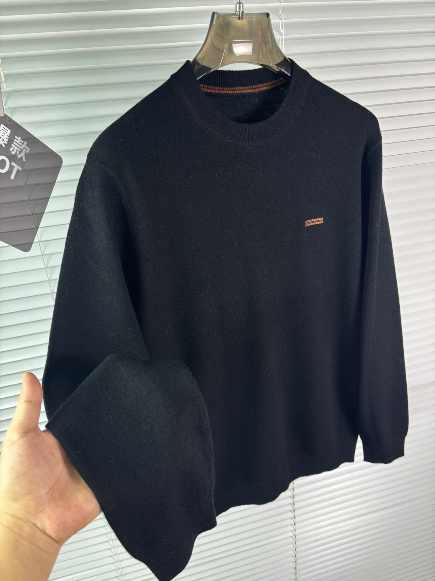 秋冬新品贸易公司渠道稀出，领先官网发售！基础款纯色针织衫单穿叠穿的好选择，修身显瘦的合身版型款式简约，螺