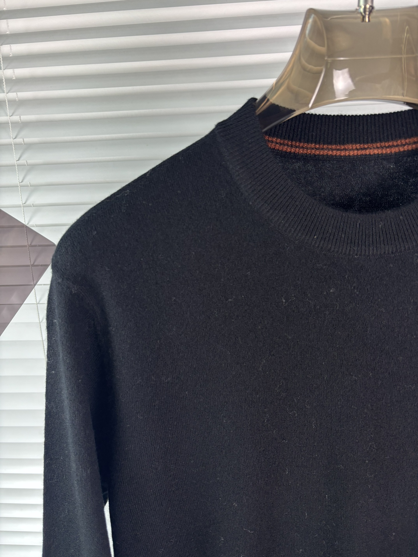 秋冬新品贸易公司渠道稀出，领先官网发售！基础款纯色针织衫单穿叠穿的好选择，修身显瘦的合身版型款式简约，螺